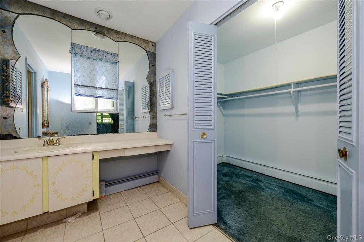 Single Family E Half Hollow Road Suffolk County, NY 11746, MLS-1043601-25