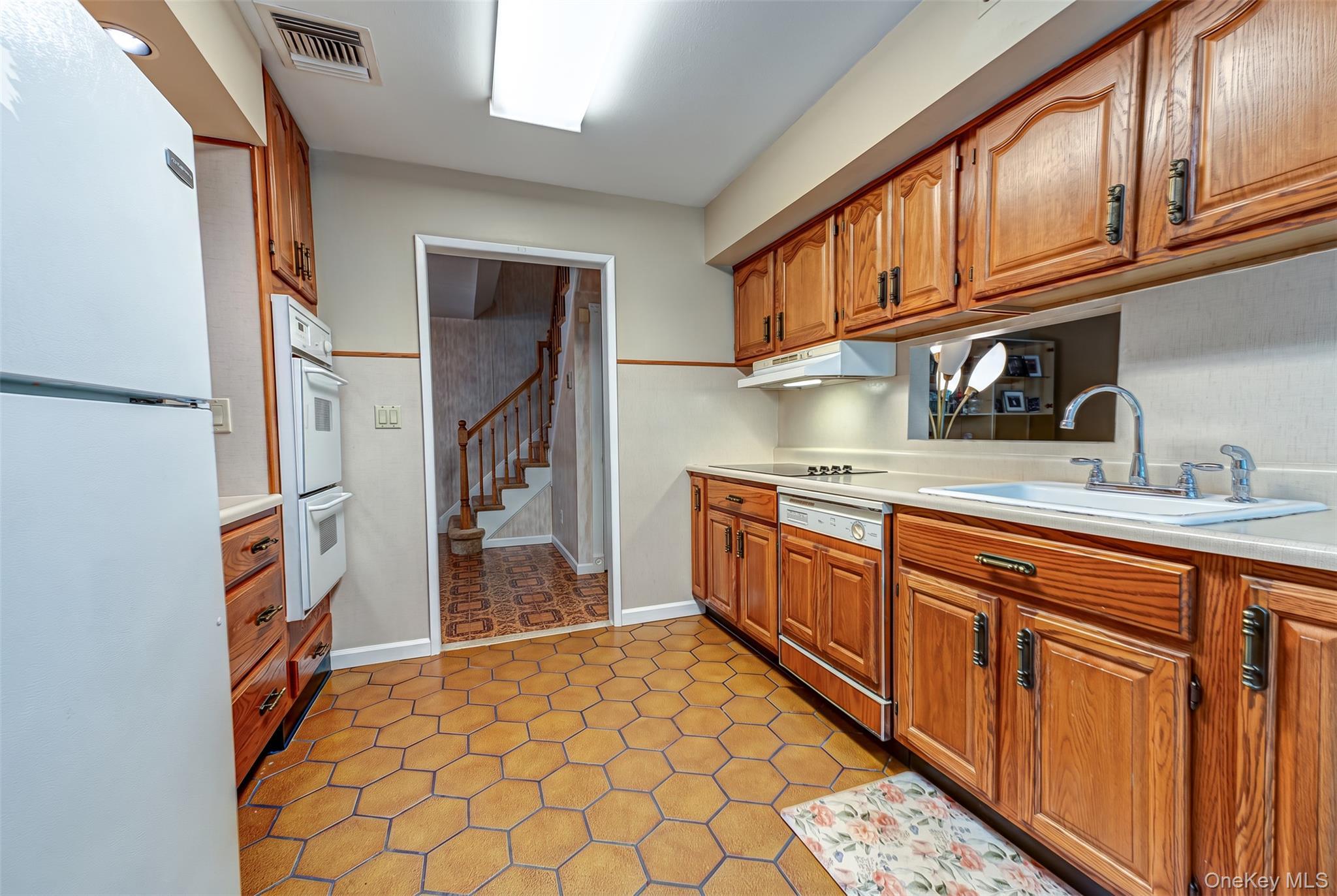 Single Family Salisbury Drive N Suffolk County, NY 11731, MLS-1043625-10