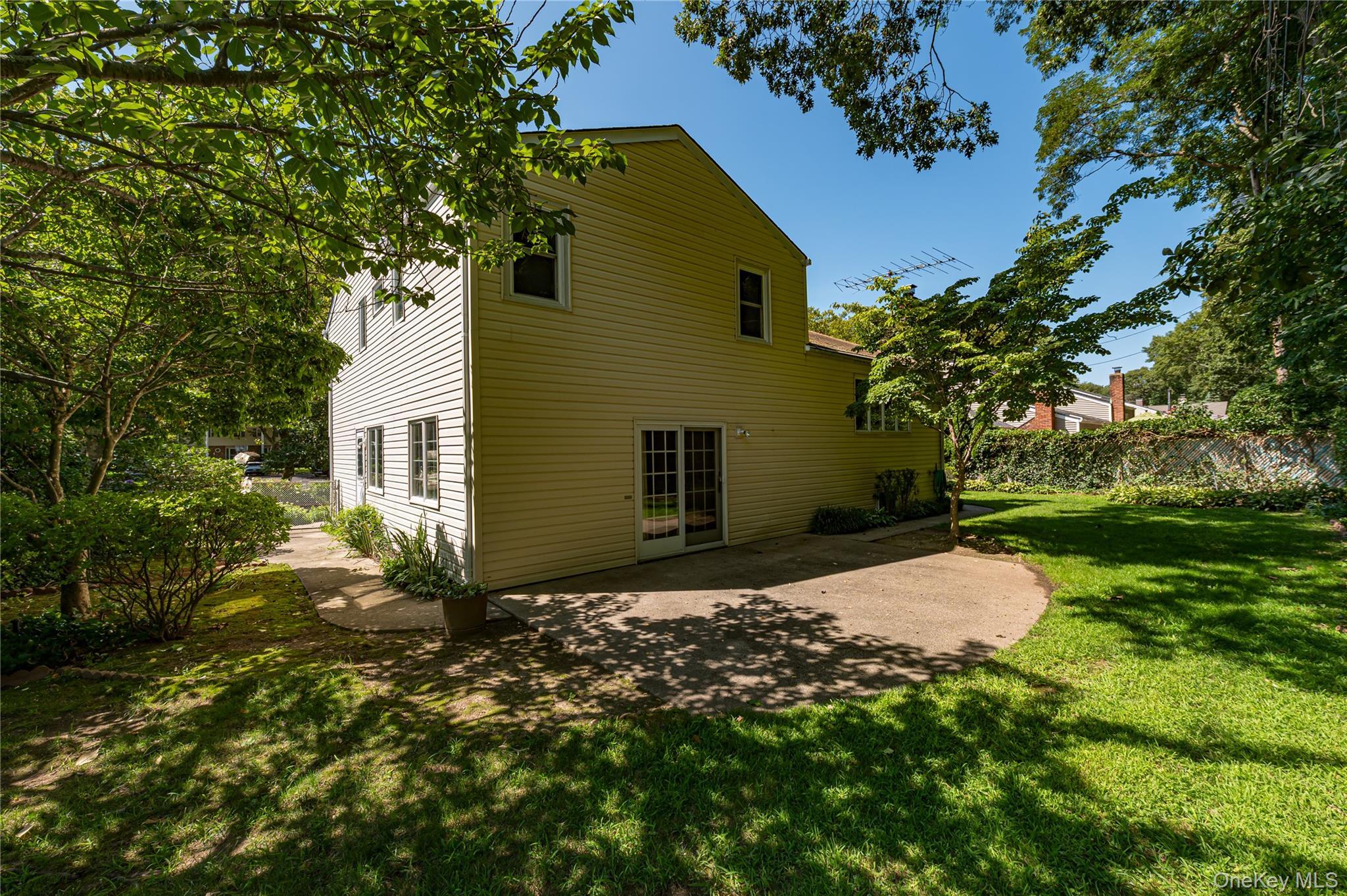 Single Family Salisbury Drive N Suffolk County, NY 11731, MLS-1043625-30