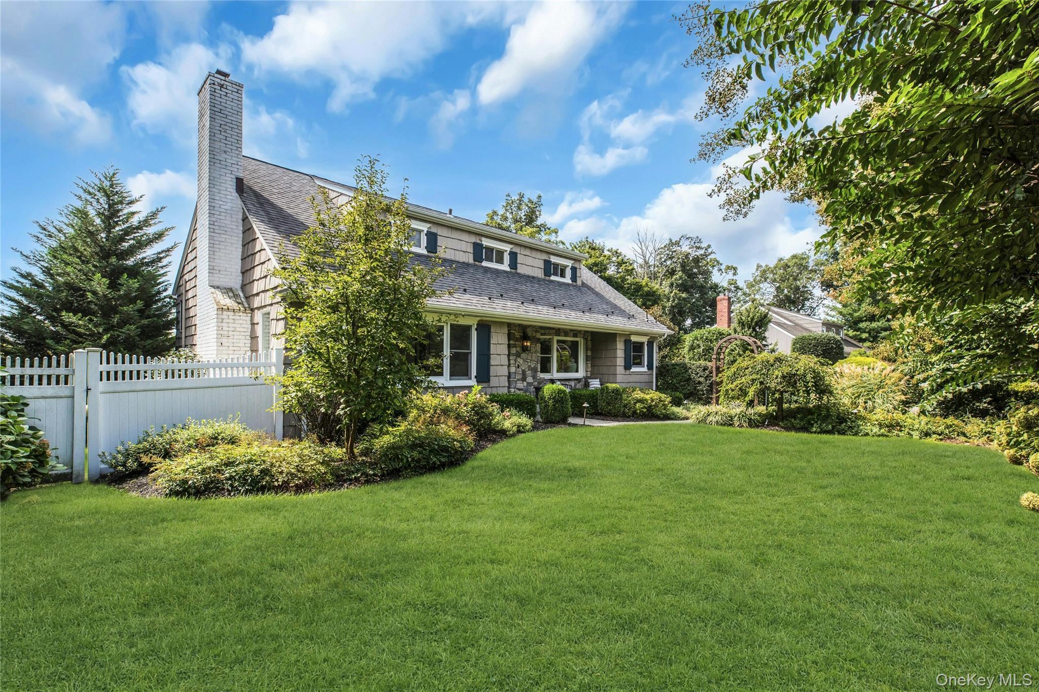 Single Family Briarcliff Place  Suffolk County, NY 11743, MLS-1043707-2