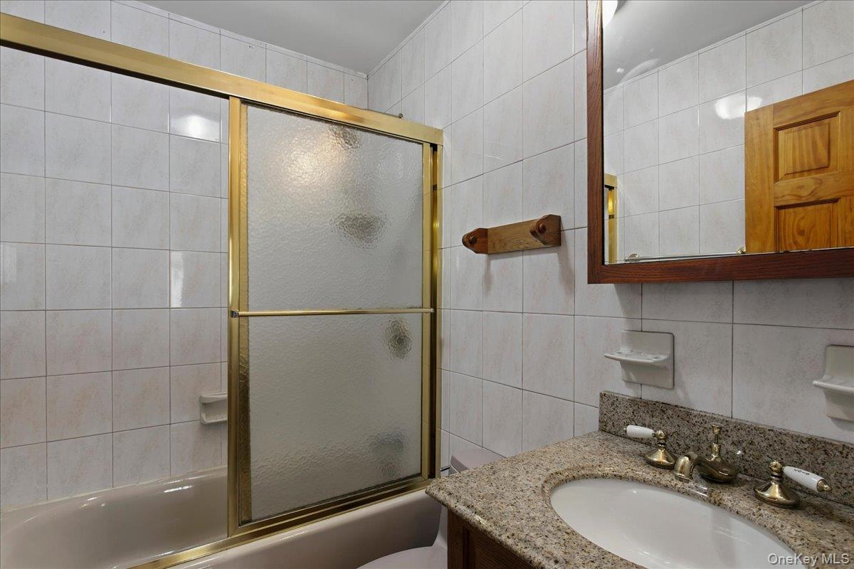 Single Family De Reimer Avenue Bronx, NY 10466, MLS-1043729-10