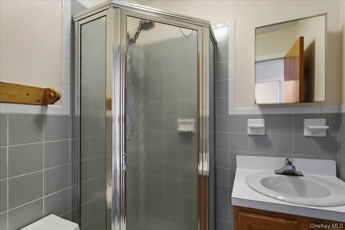 Single Family De Reimer Avenue Bronx, NY 10466, MLS-1043729-15