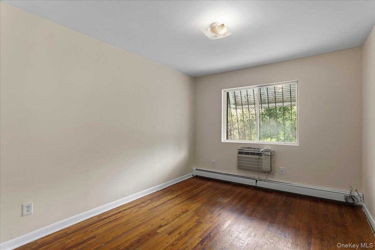 Single Family De Reimer Avenue Bronx, NY 10466, MLS-1043729-7