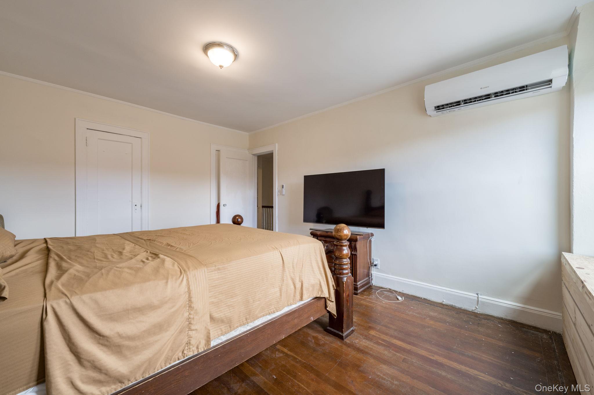 Single Family 229th Street Queens, NY 11413, MLS-1043760-16