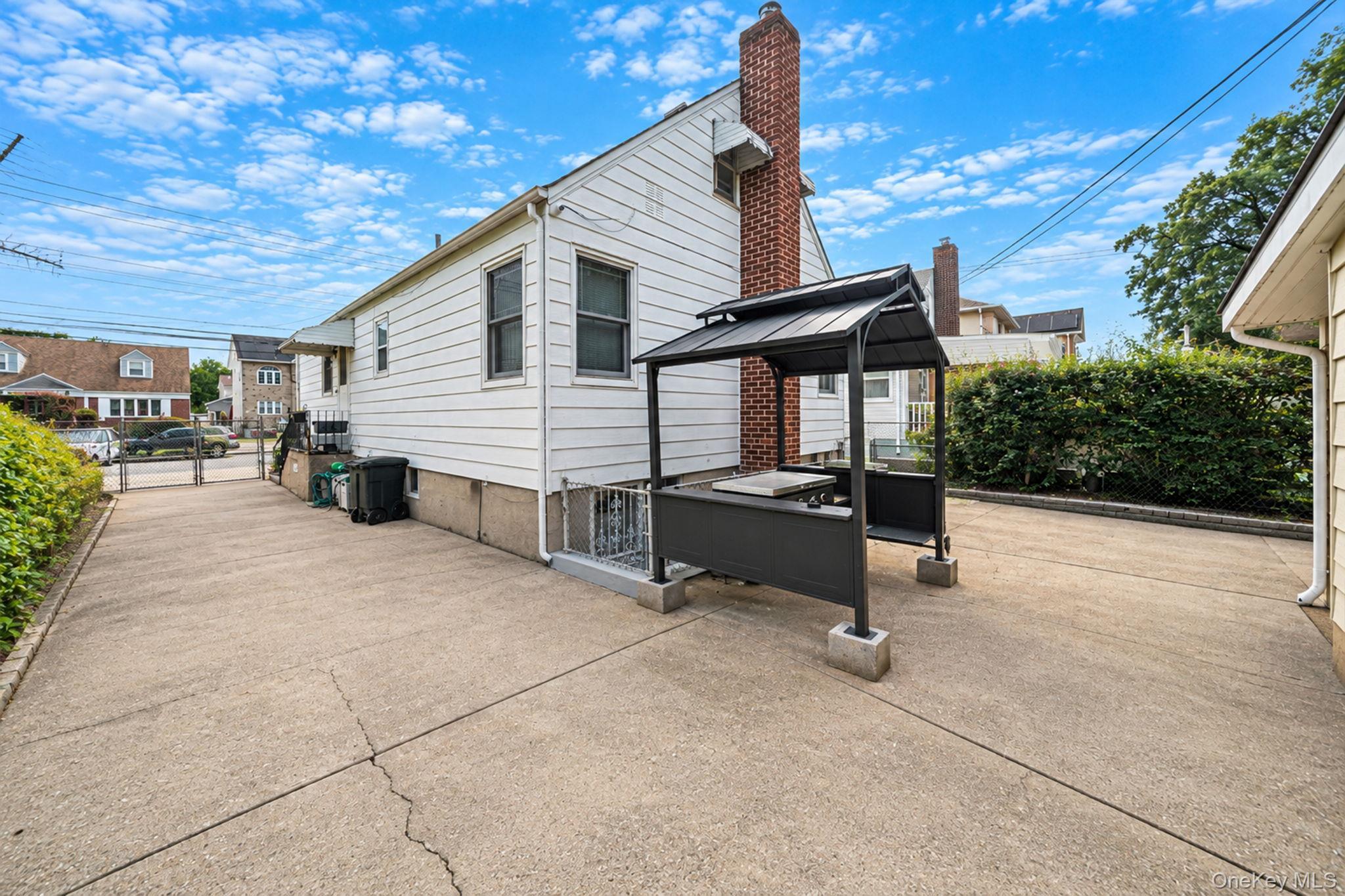 Single Family 260th Street  Queens, NY 11004, MLS-1043775-3