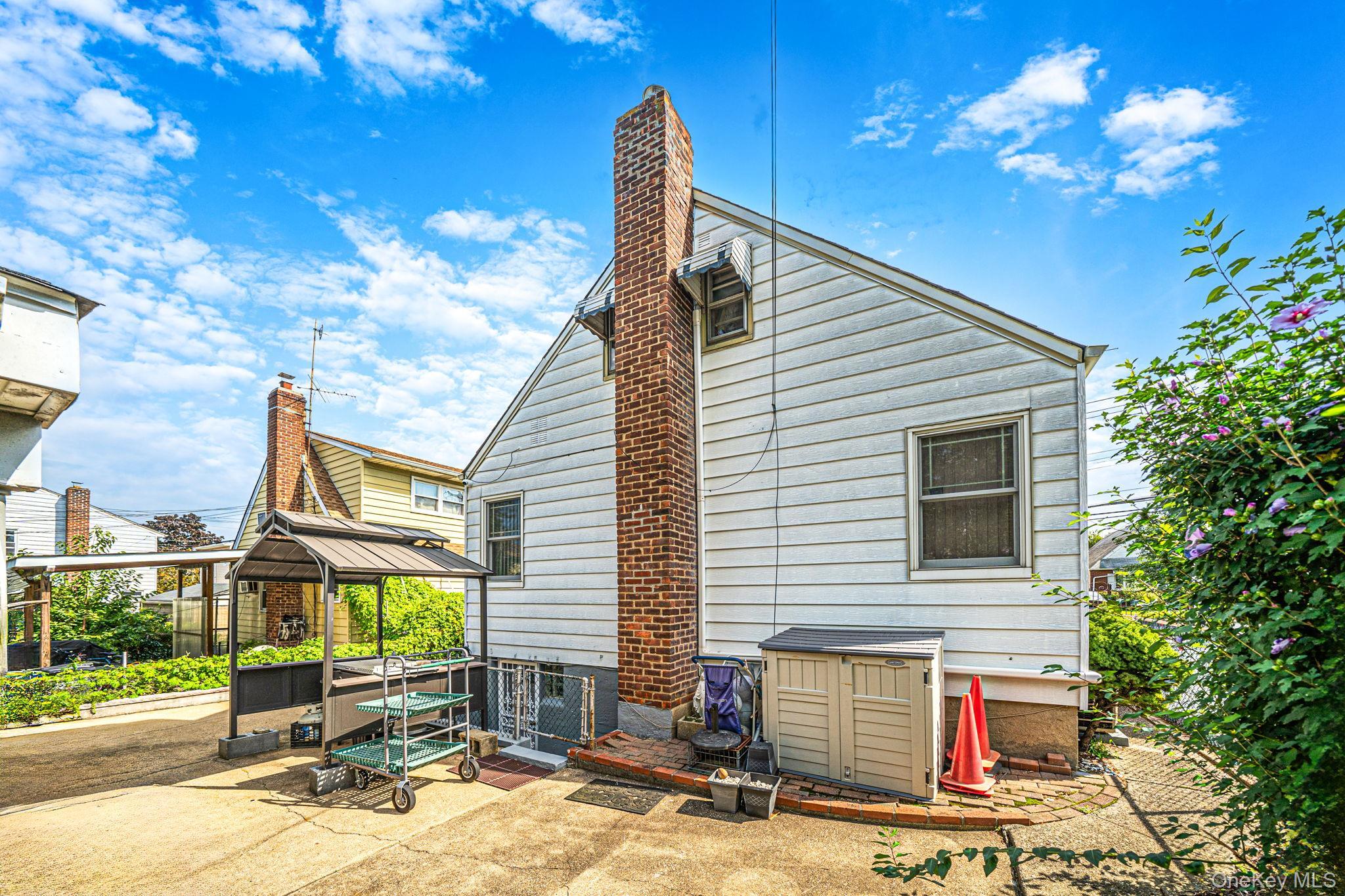 Single Family 260th Street  Queens, NY 11004, MLS-1043775-4