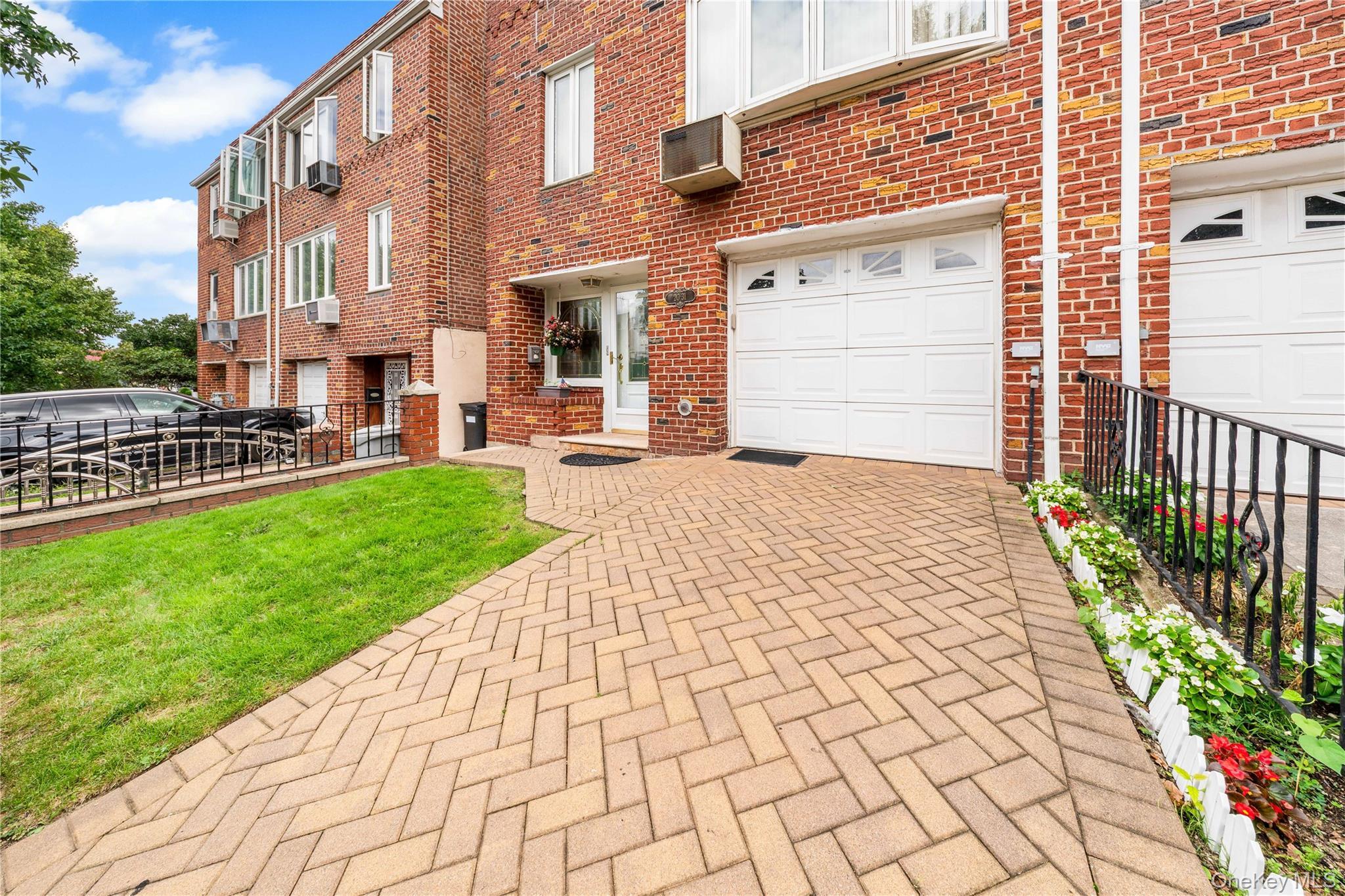 Single Family 36th Street  Queens, NY 11105, MLS-1043863-4