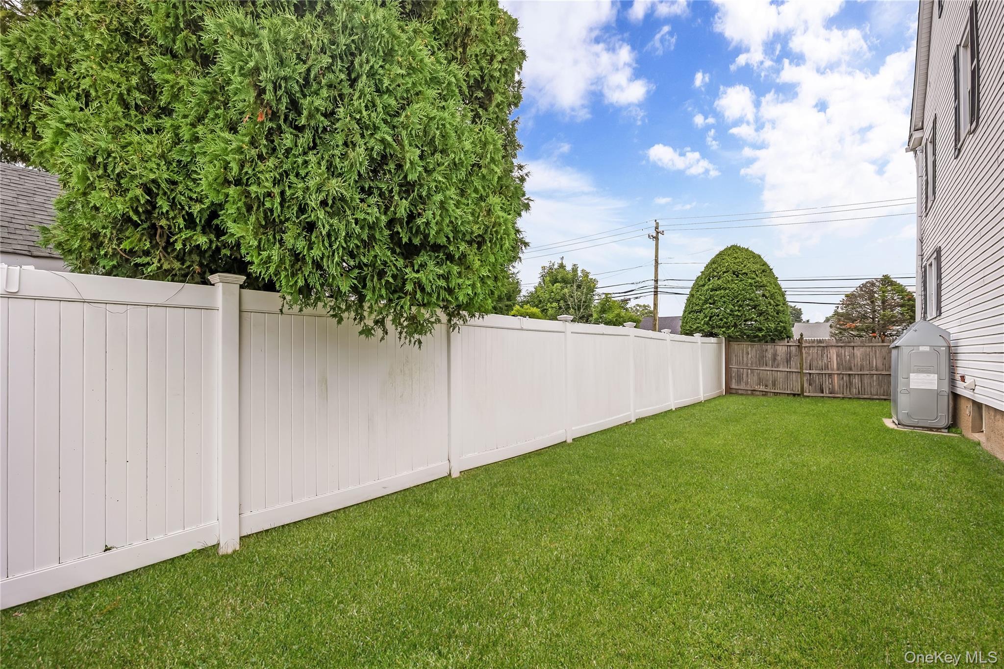 Single Family Fallwood Parkway Nassau County, NY 11735, MLS-1043870-8