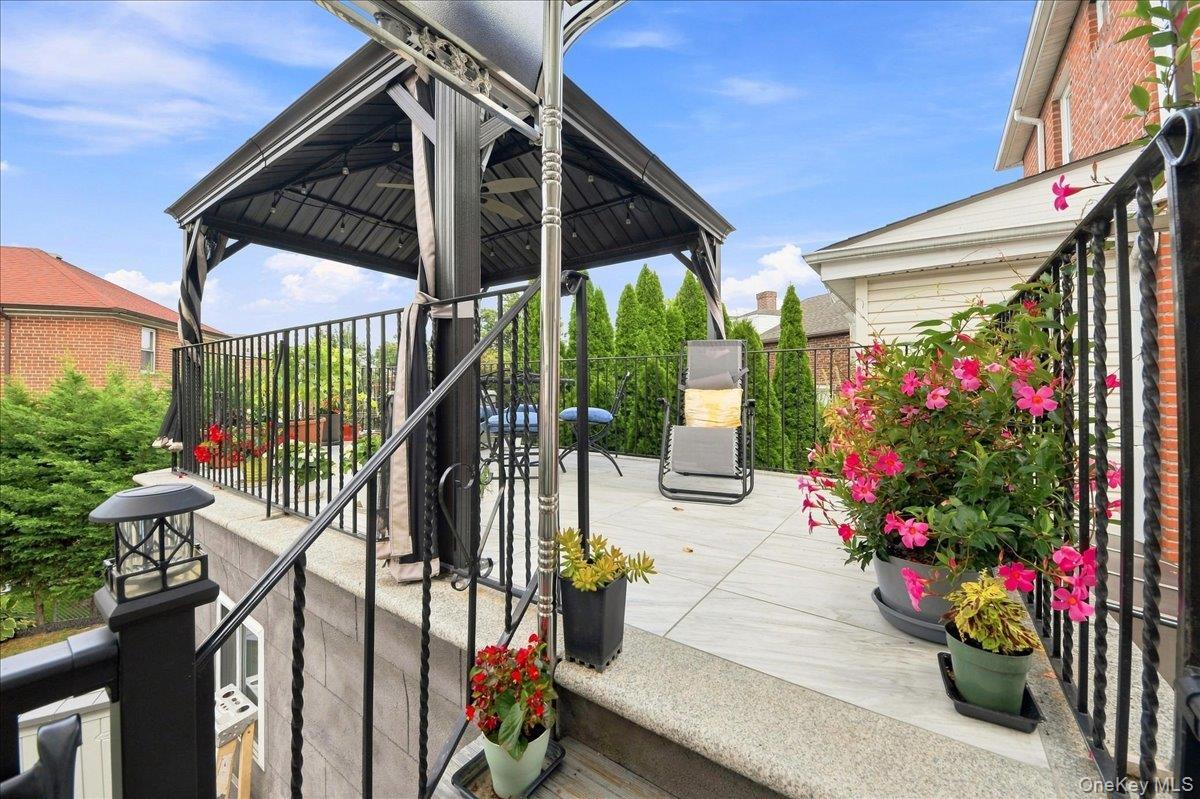 Single Family Siegfried Place  Bronx, NY 10465, MLS-1043881-10