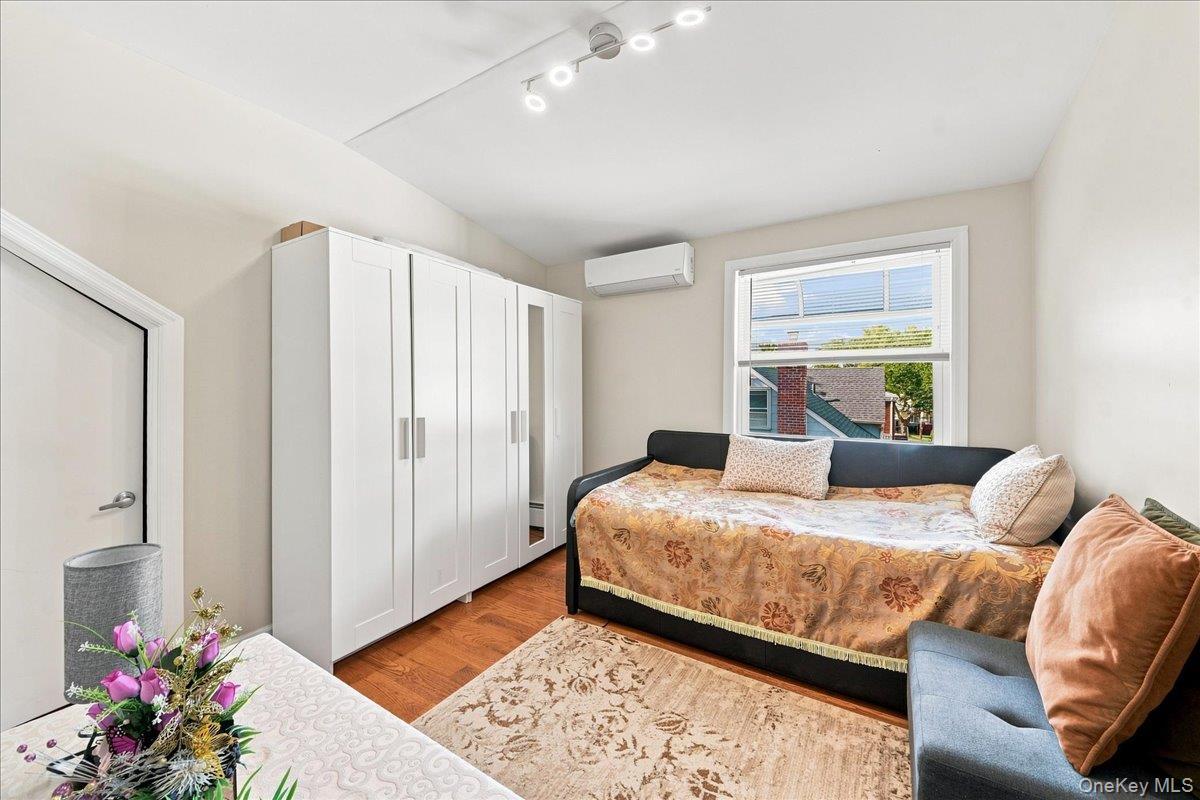 Single Family Siegfried Place  Bronx, NY 10465, MLS-1043881-20