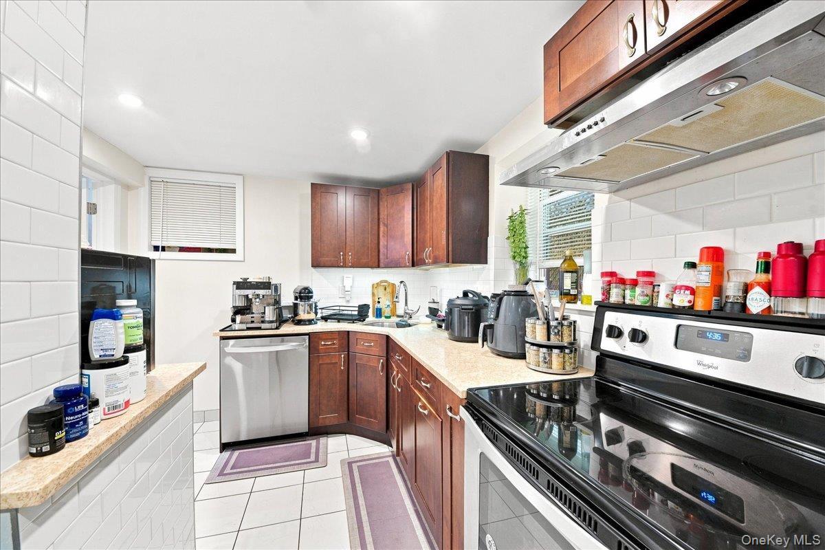 Single Family Siegfried Place  Bronx, NY 10465, MLS-1043881-24