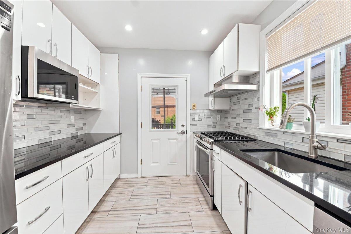 Single Family Siegfried Place  Bronx, NY 10465, MLS-1043881-9