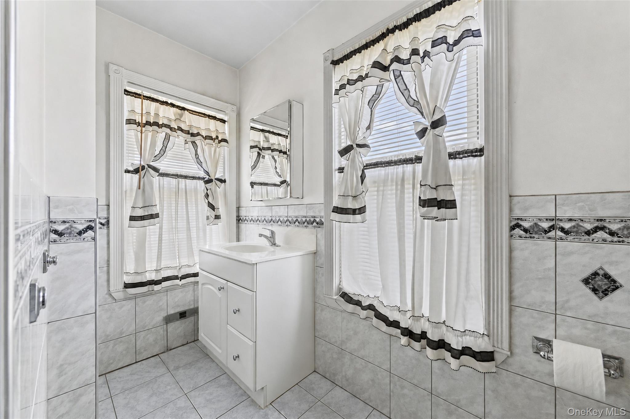 Single Family Rockaway Avenue  Nassau County, NY 11581, MLS-1044019-28