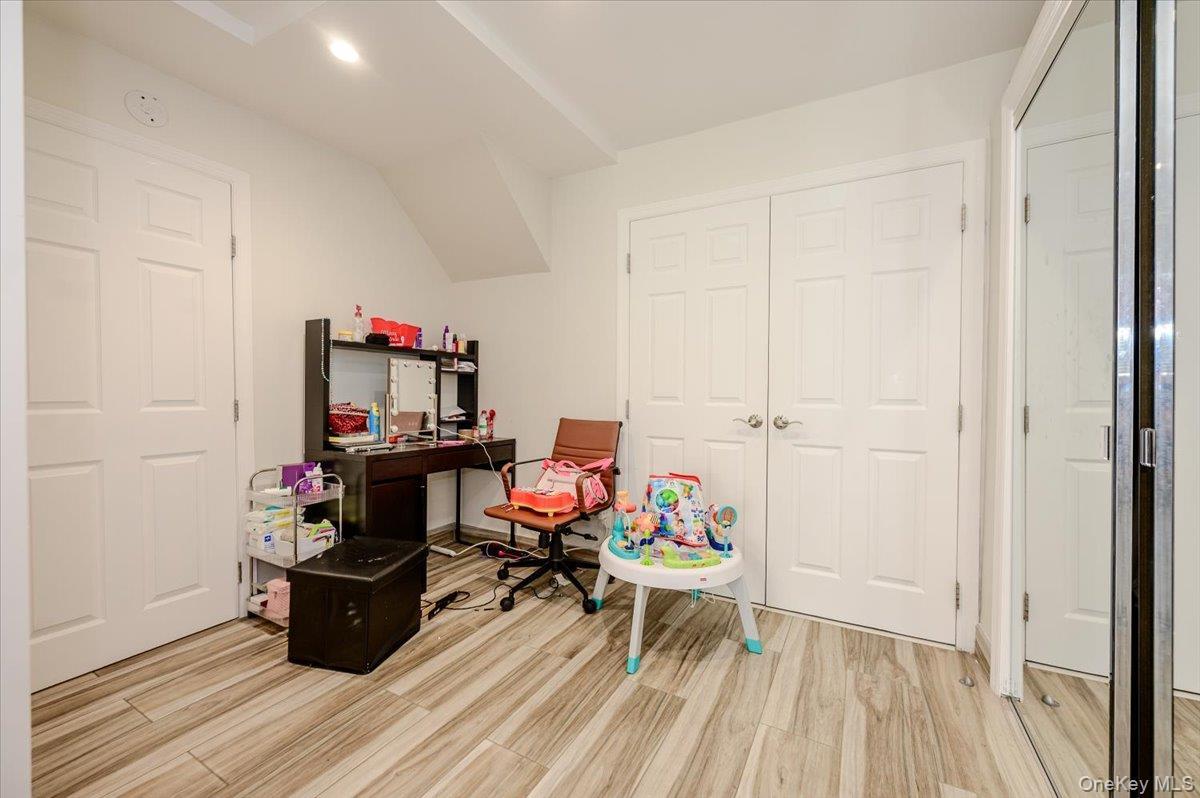 Single Family Tiemann Avenue Bronx, NY 10469, MLS-1044179-20