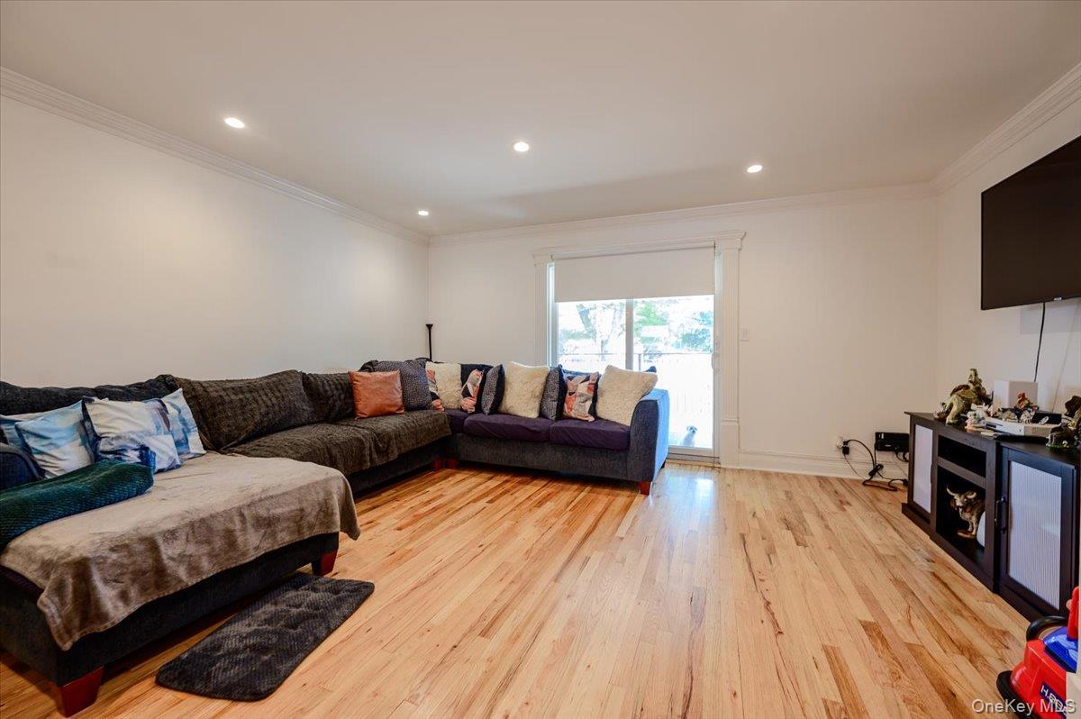 Single Family Tiemann Avenue Bronx, NY 10469, MLS-1044179-3