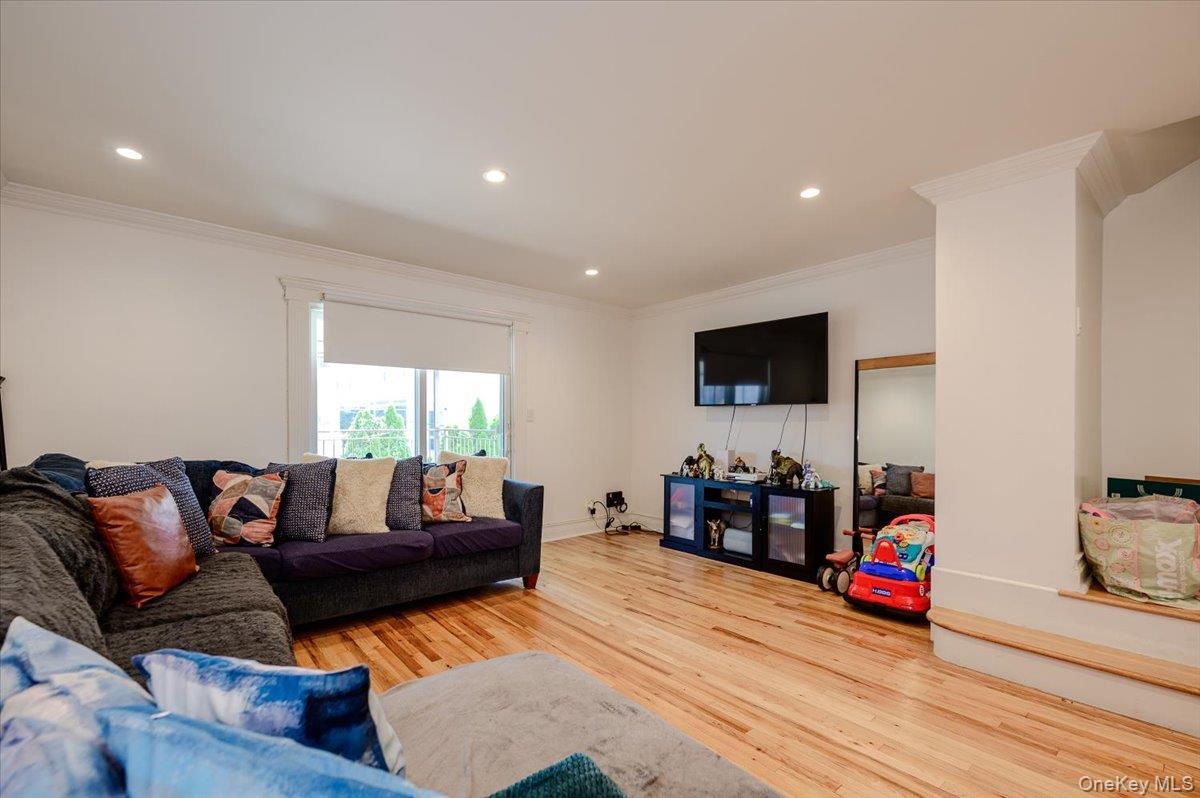 Single Family Tiemann Avenue Bronx, NY 10469, MLS-1044179-4