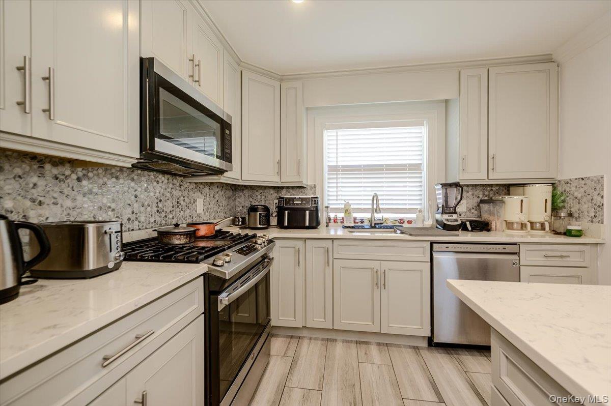 Single Family Tiemann Avenue Bronx, NY 10469, MLS-1044179-8