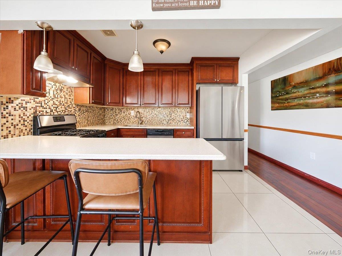 Single Family E 231st Street  Bronx, NY 10466, MLS-1044230-17