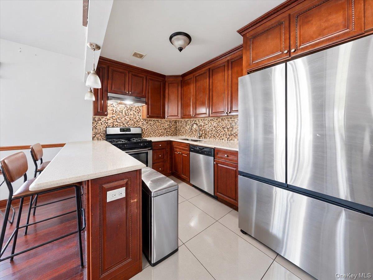 Single Family E 231st Street  Bronx, NY 10466, MLS-1044230-18