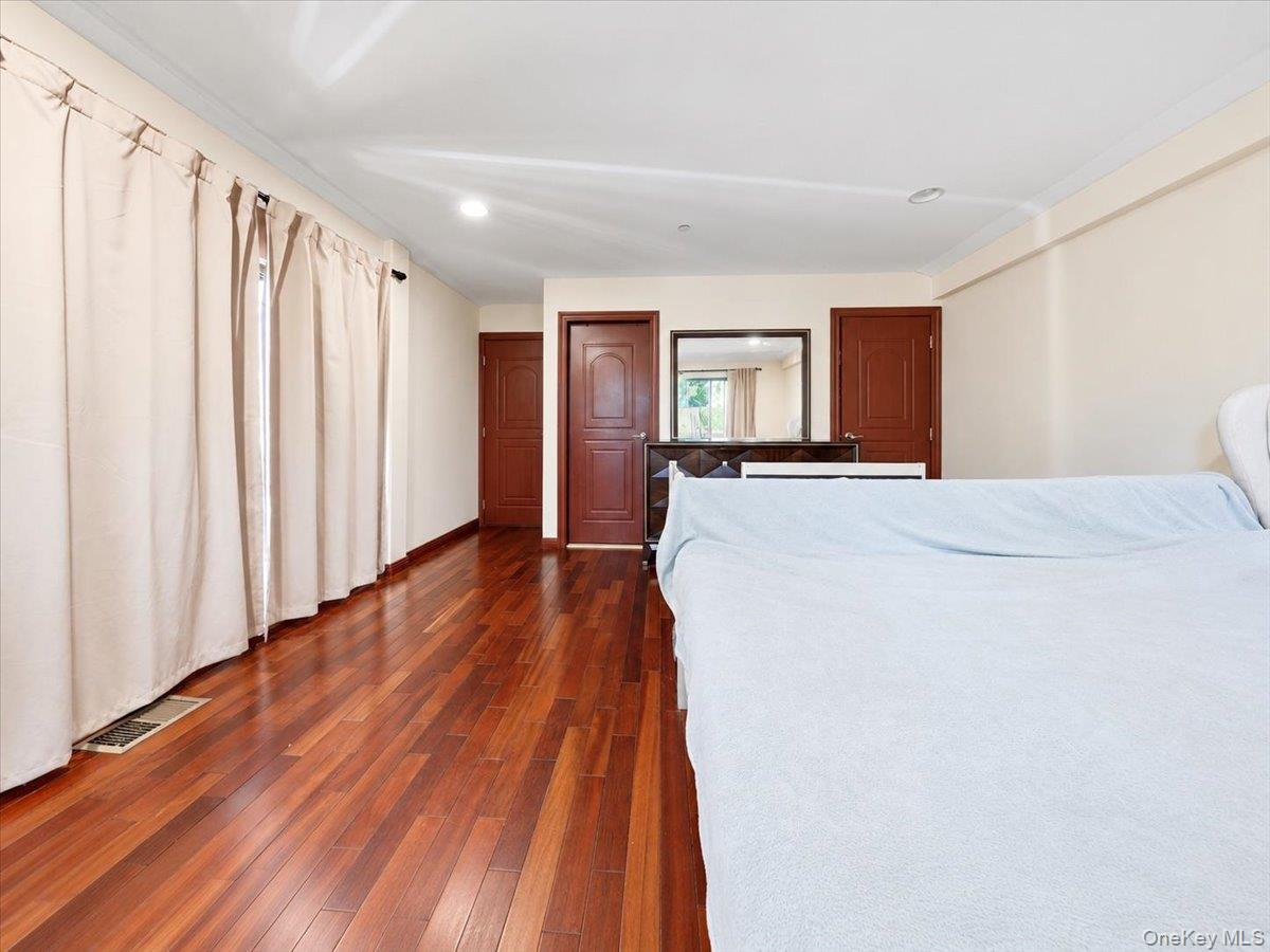 Single Family E 231st Street  Bronx, NY 10466, MLS-1044230-25