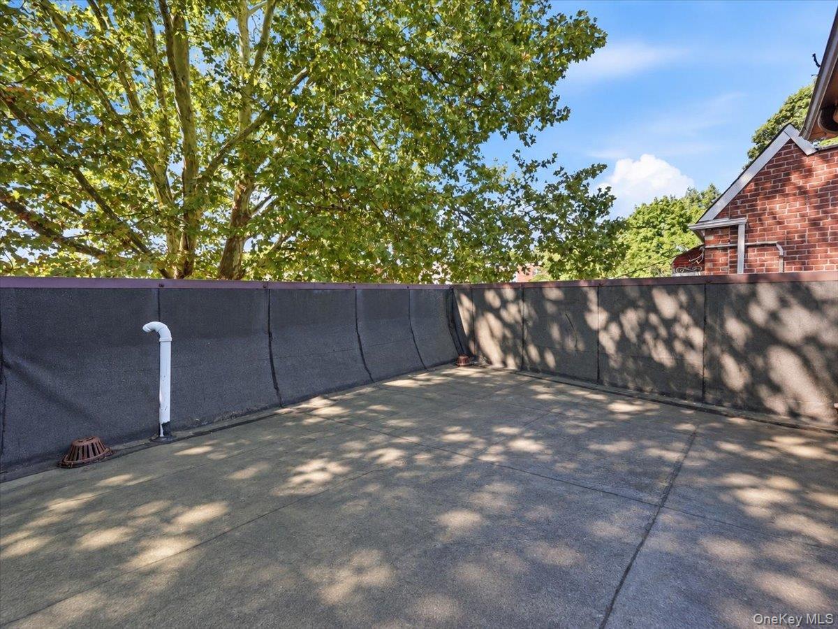 Single Family E 231st Street  Bronx, NY 10466, MLS-1044230-28