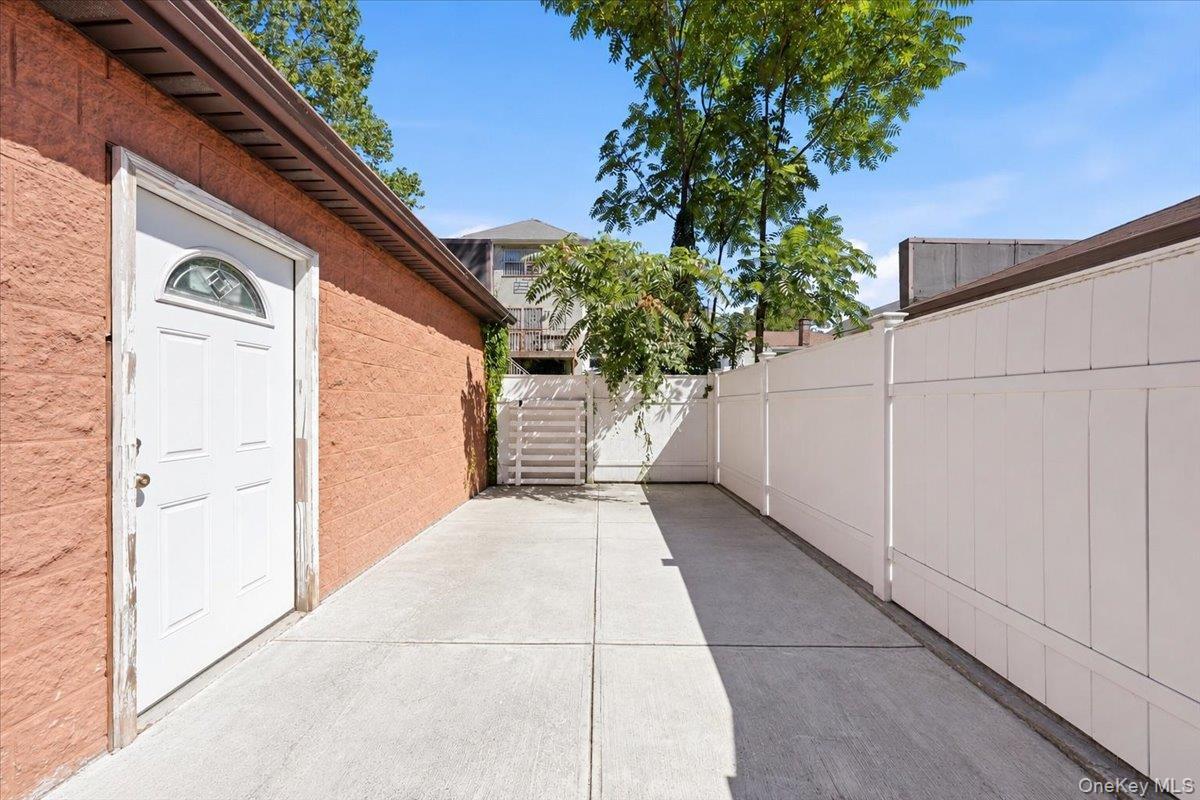 Single Family E 231st Street  Bronx, NY 10466, MLS-1044230-38