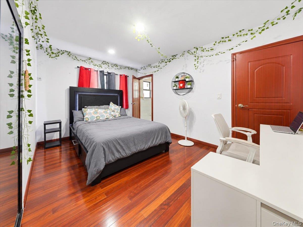 Single Family E 231st Street  Bronx, NY 10466, MLS-1044230-4