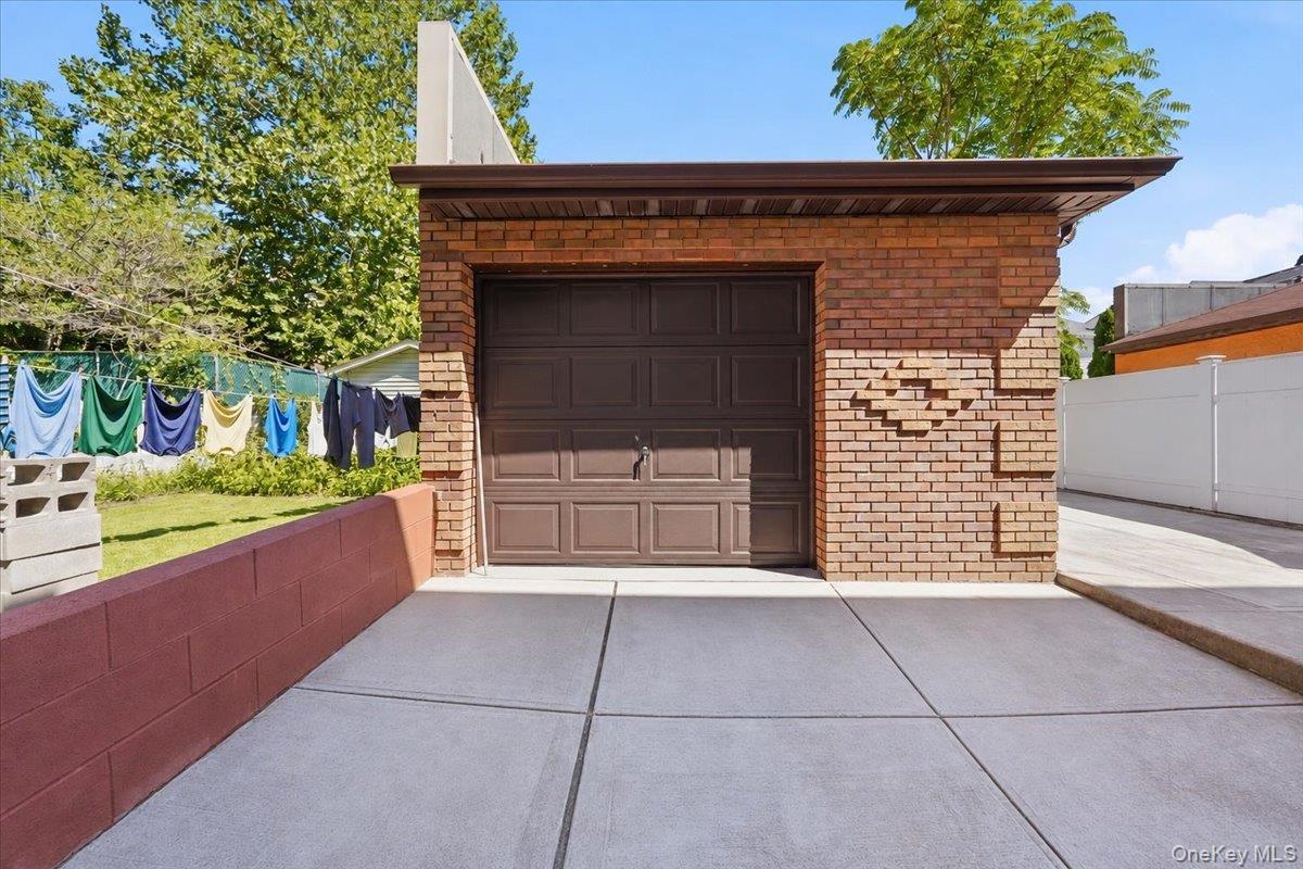 Single Family E 231st Street  Bronx, NY 10466, MLS-1044230-41