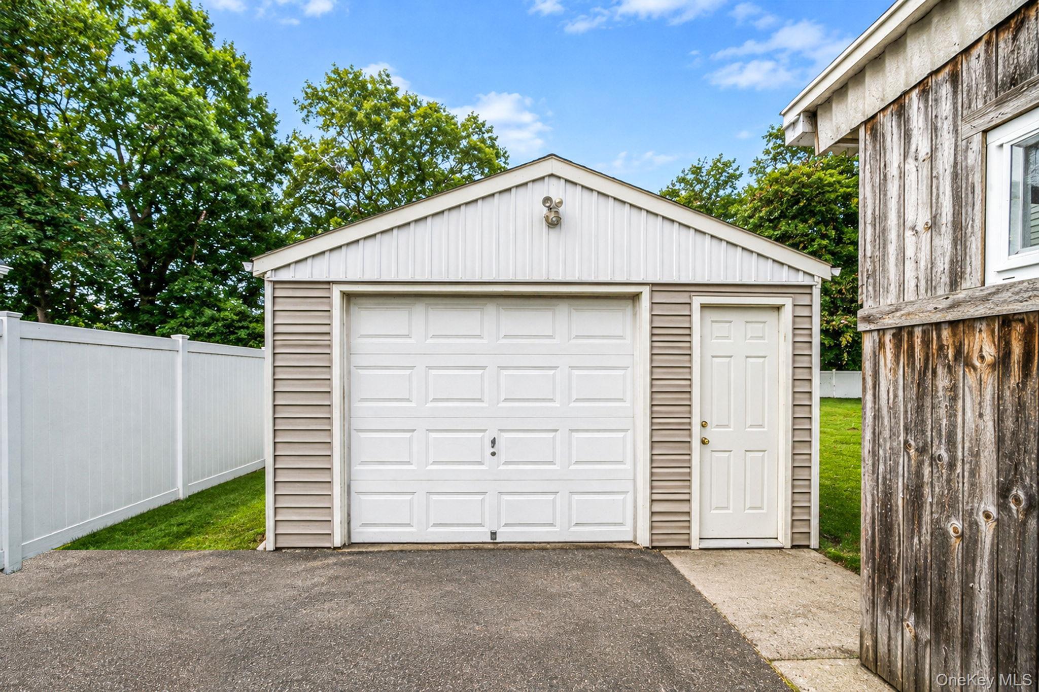Single Family Gwendolyn Place  Suffolk County, NY 11730, MLS-1044297-20