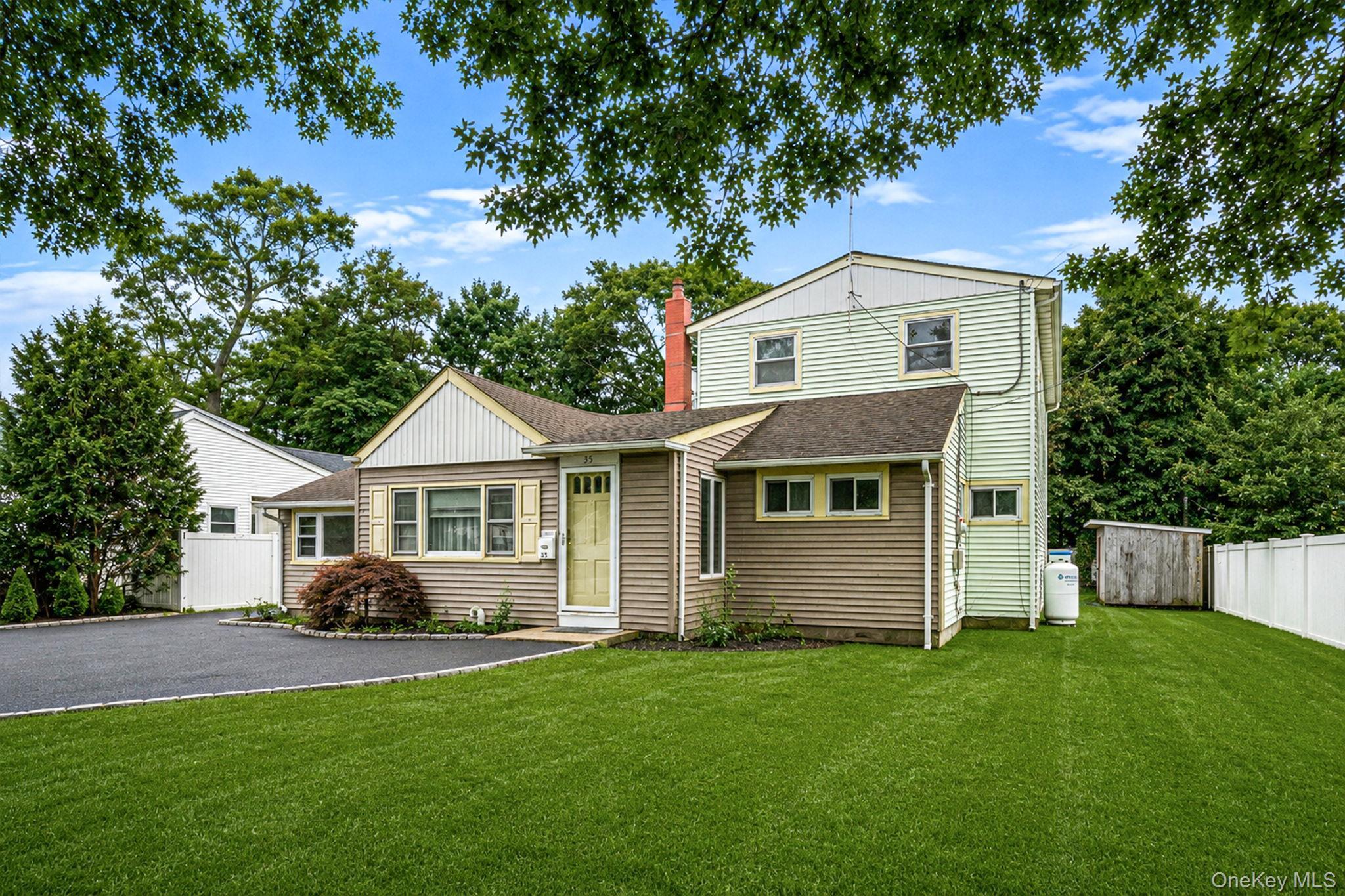 Single Family Gwendolyn Place  Suffolk County, NY 11730, MLS-1044297-22