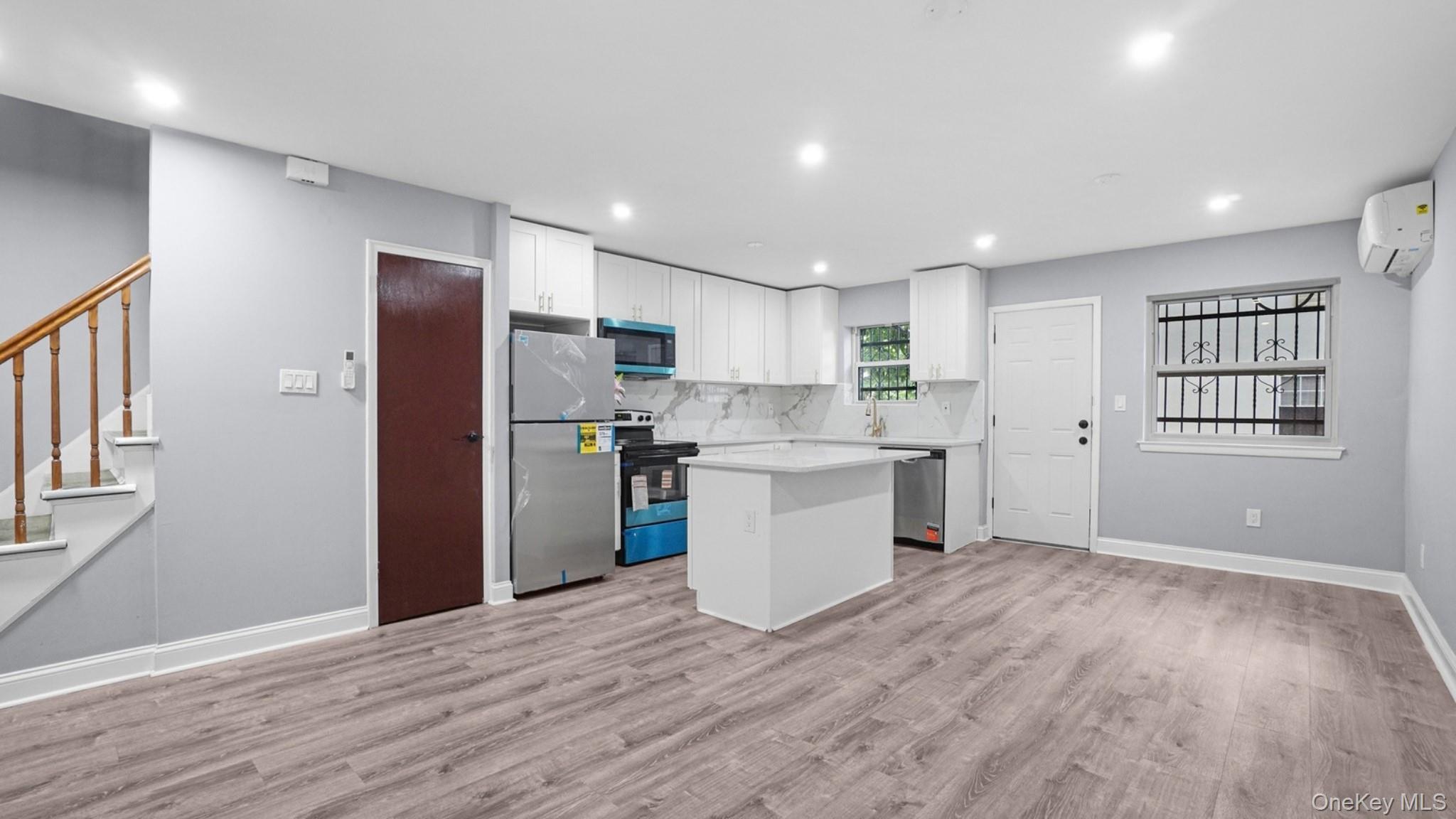 Single Family E 227th Street Bronx, NY 10466, MLS-1044457-10
