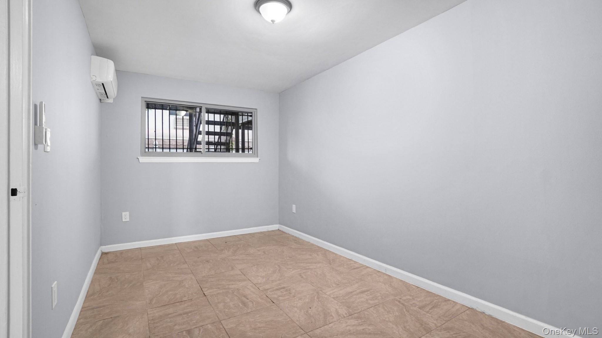 Single Family E 227th Street Bronx, NY 10466, MLS-1044457-18