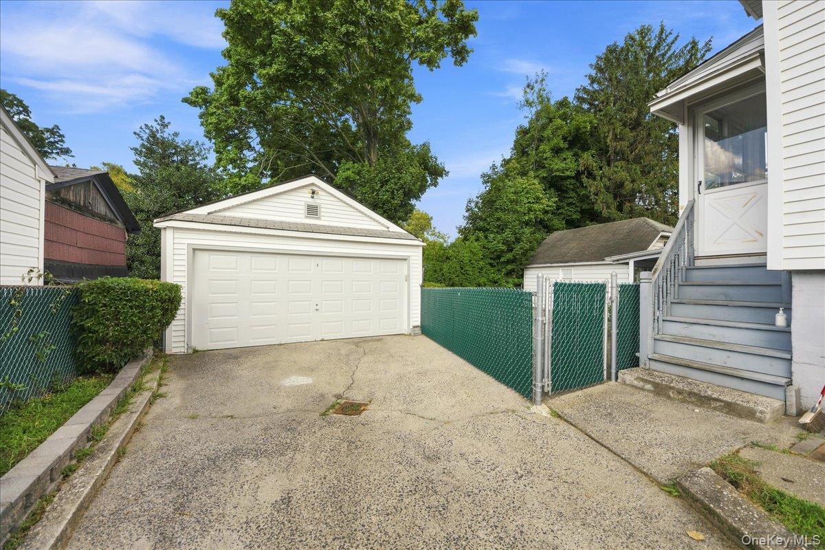 Single Family Hollywood Avenue Bronx, NY 10465, MLS-1044566-2