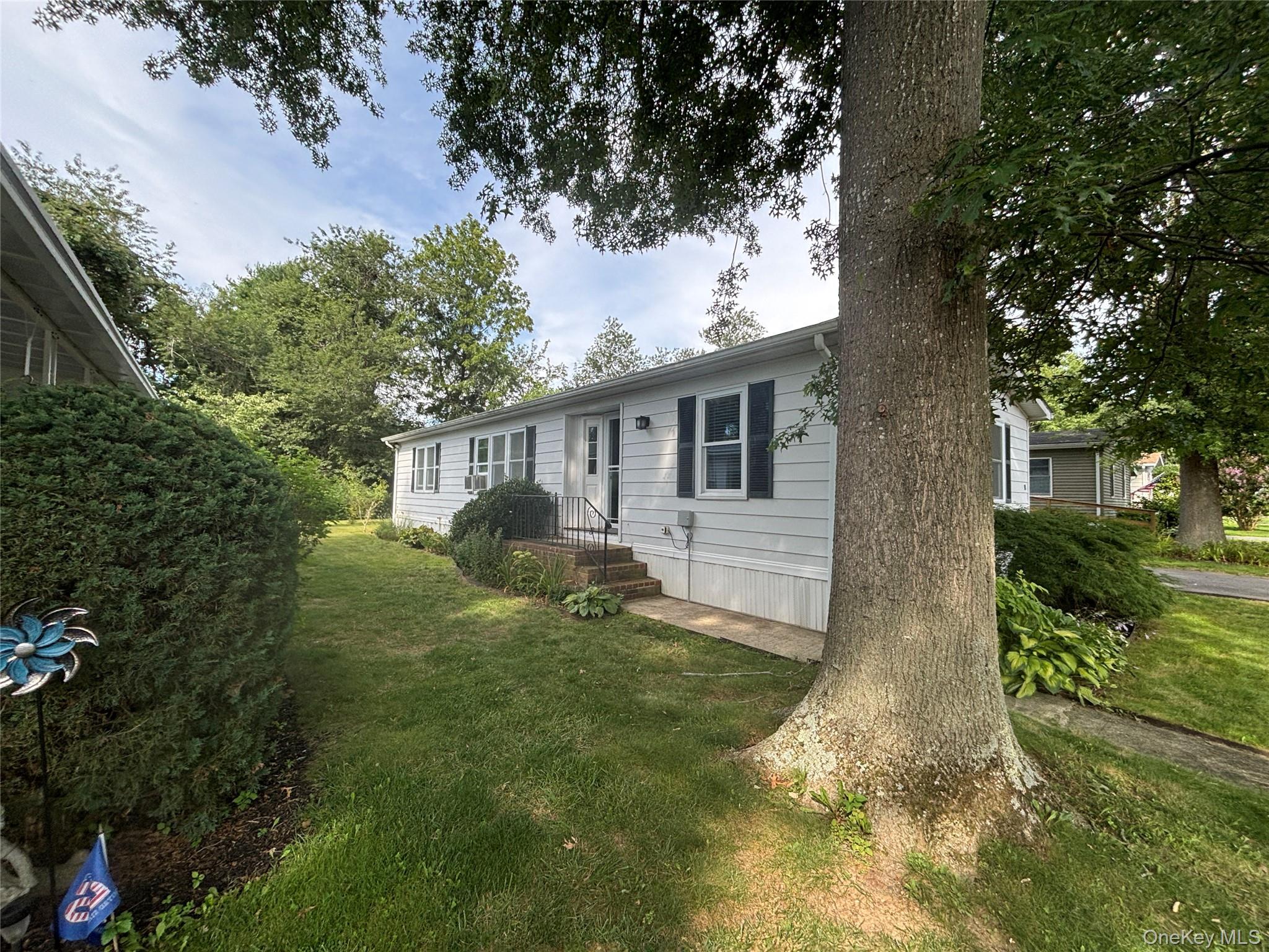 Single Family West Lane Suffolk County, NY 11901, MLS-1044594-2