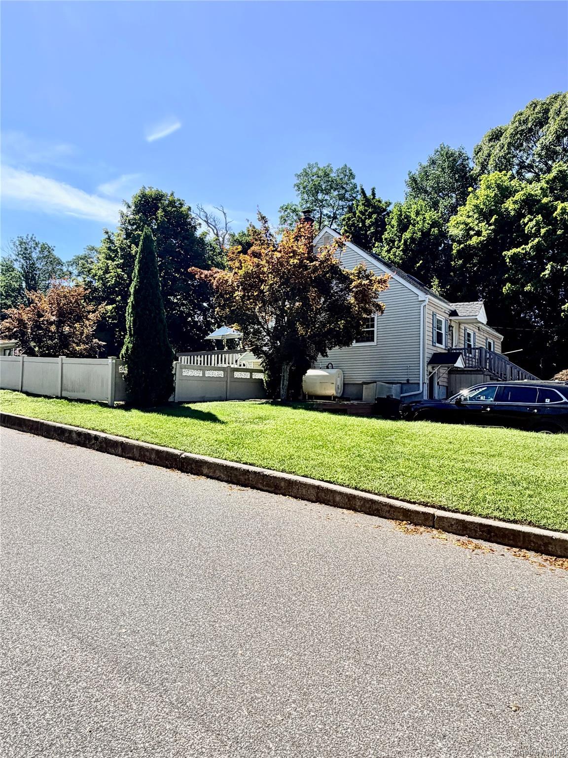 Single Family Rosewood Road  Suffolk County, NY 11754, MLS-1044626-35