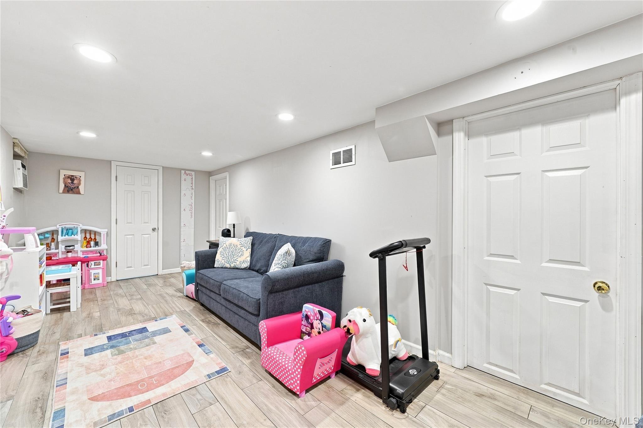 Single Family Talbot Lane  Suffolk County, NY 11784, MLS-1044751-30