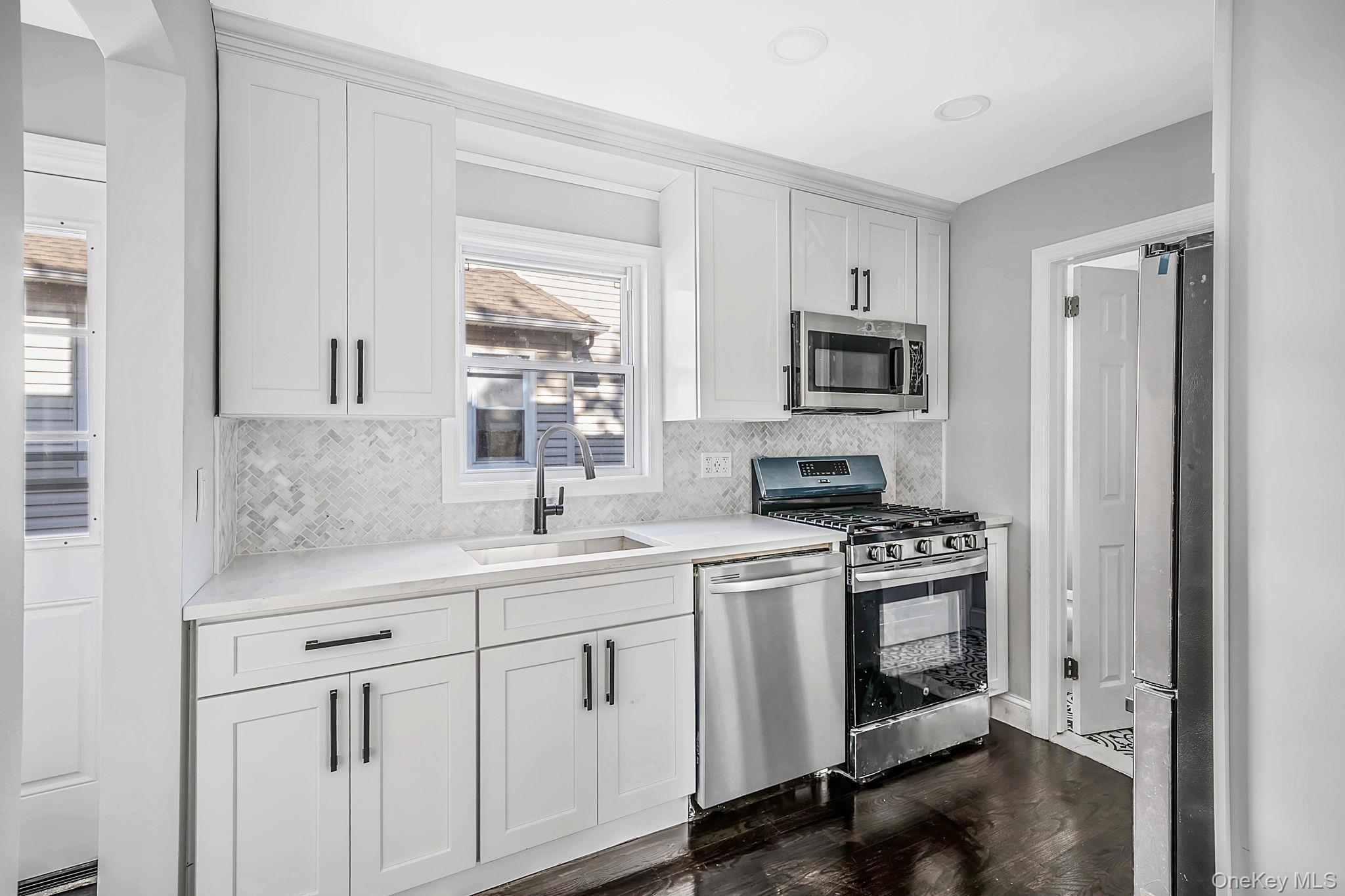 Single Family Hudson Court Nassau County, NY 11563, MLS-1044766-3