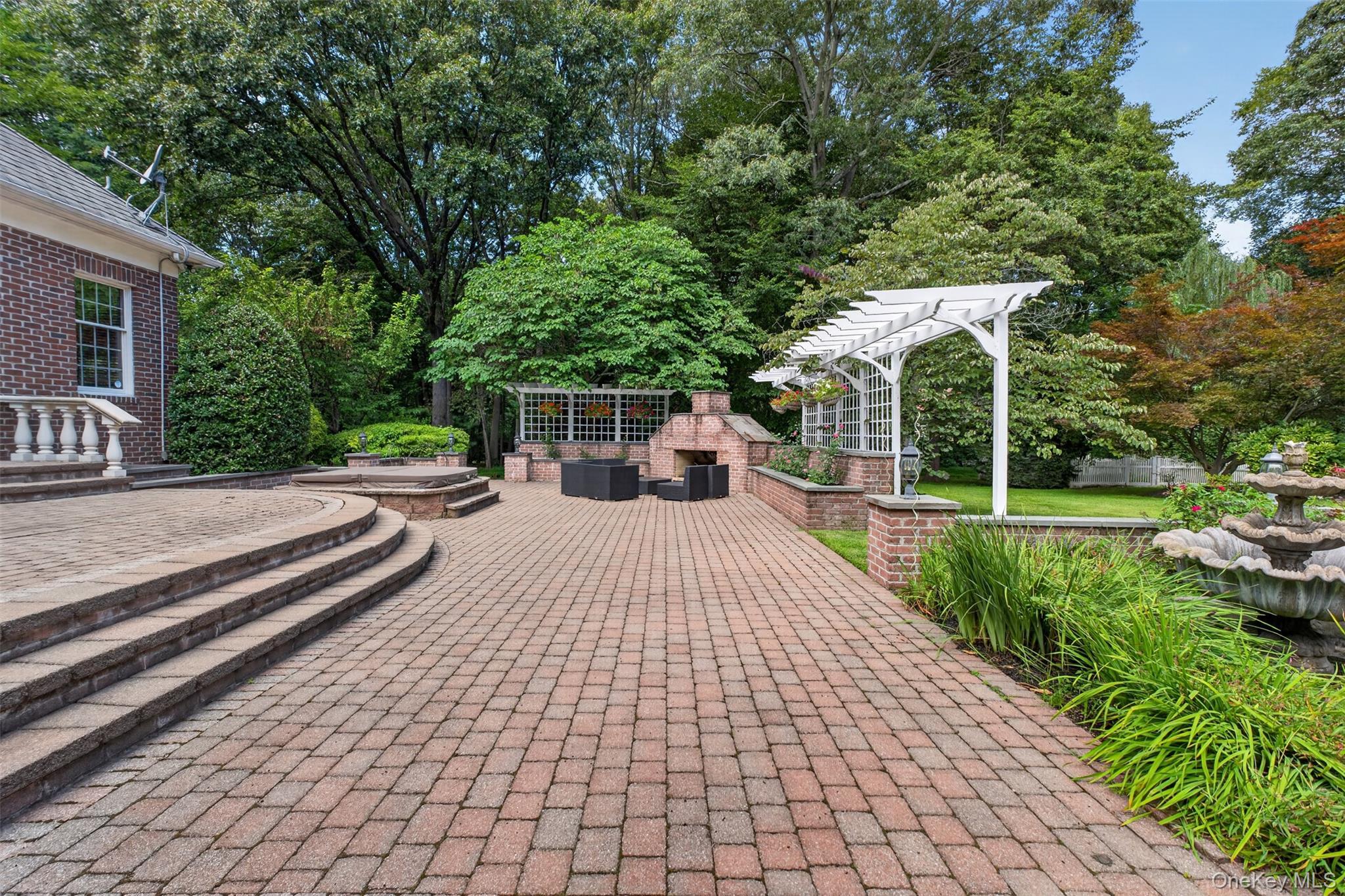 Single Family Danton Lane N Nassau County, NY 11560, MLS-1044858-38