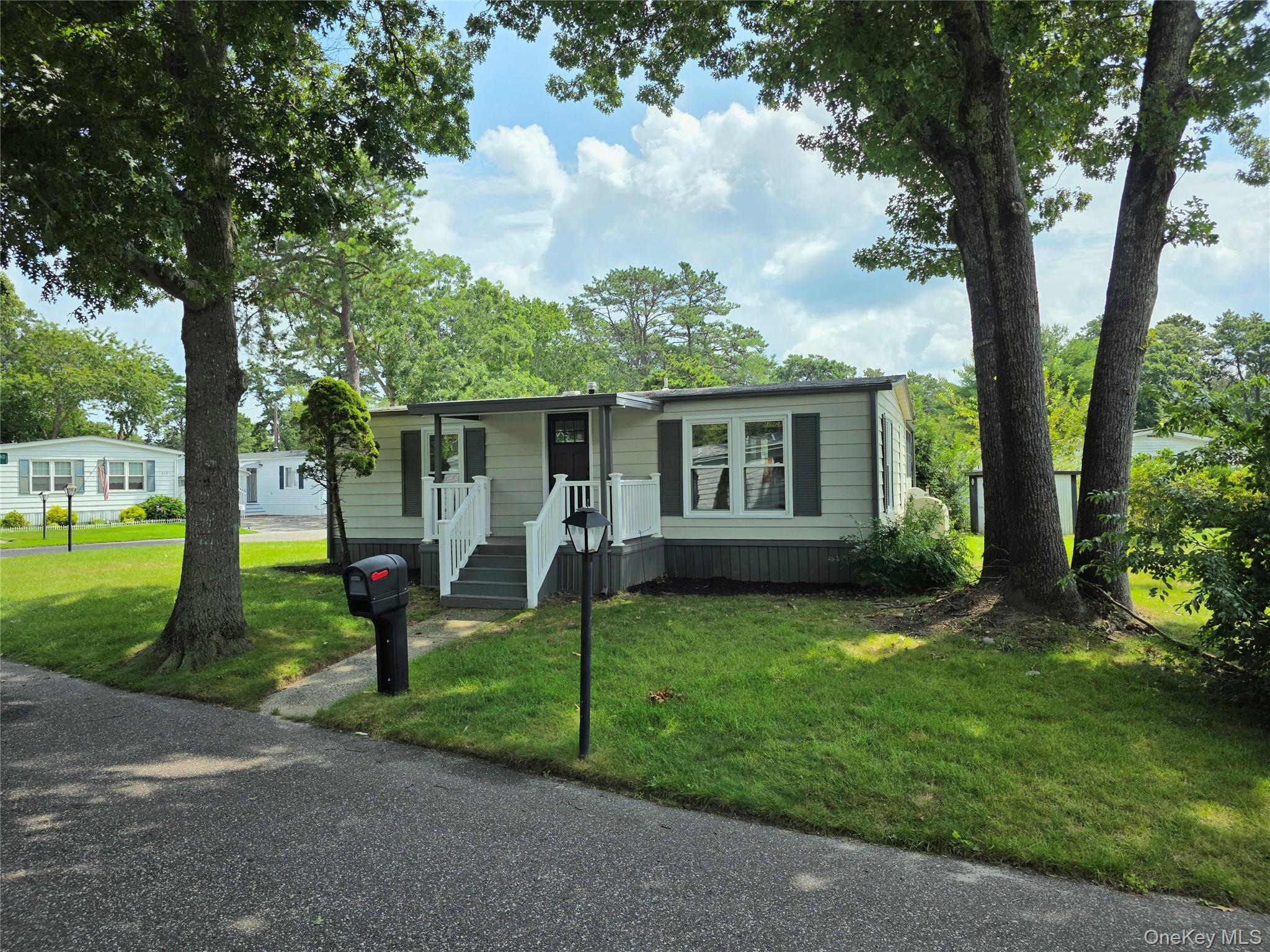 Single Family Riverleigh Avenue Suffolk County, NY 11901, MLS-1045025-23