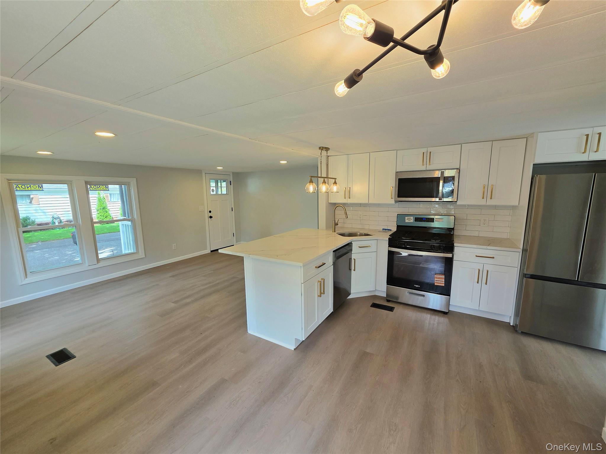 Single Family Riverleigh Avenue Suffolk County, NY 11901, MLS-1045025-3