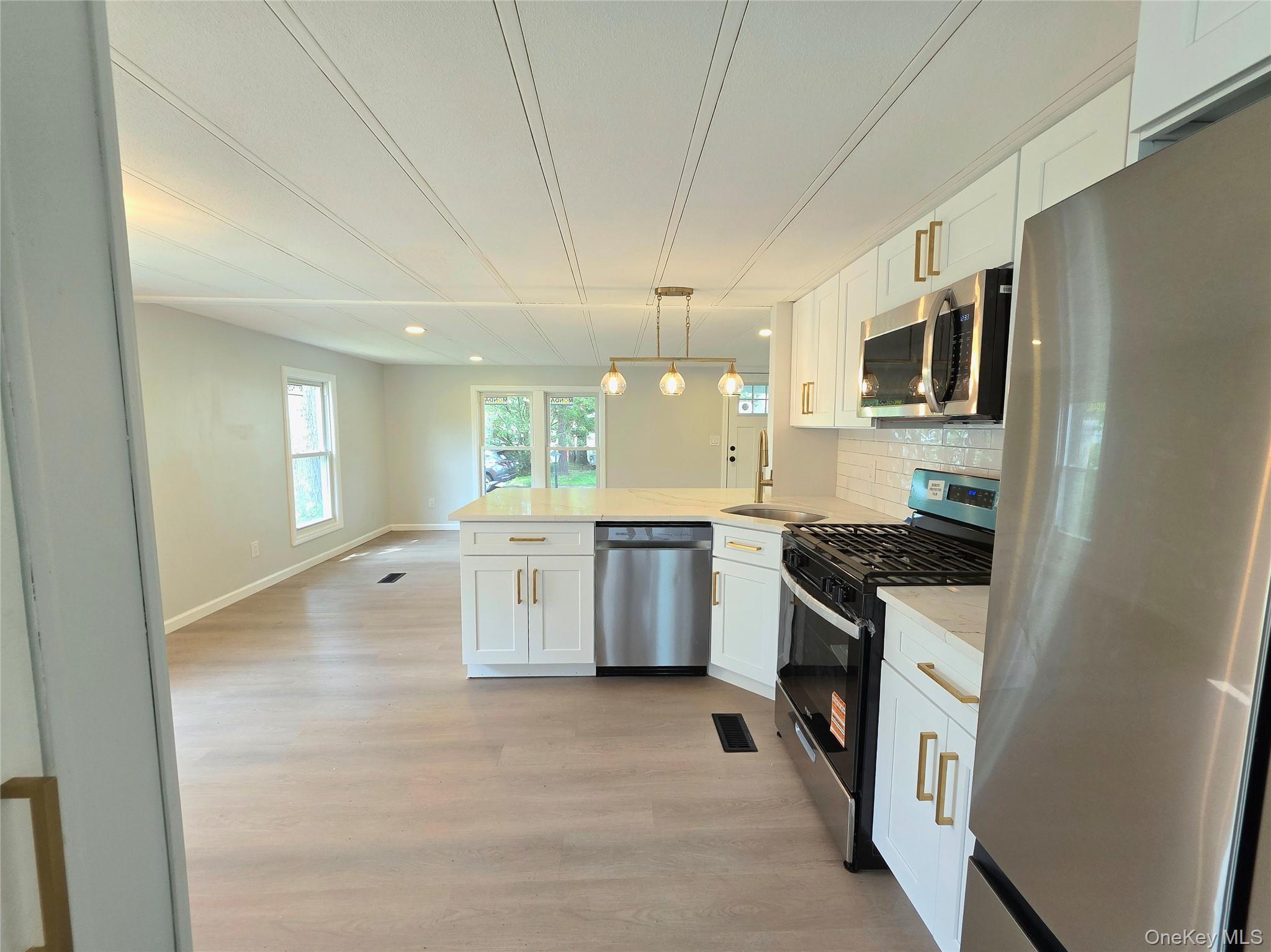 Single Family Riverleigh Avenue Suffolk County, NY 11901, MLS-1045025-4