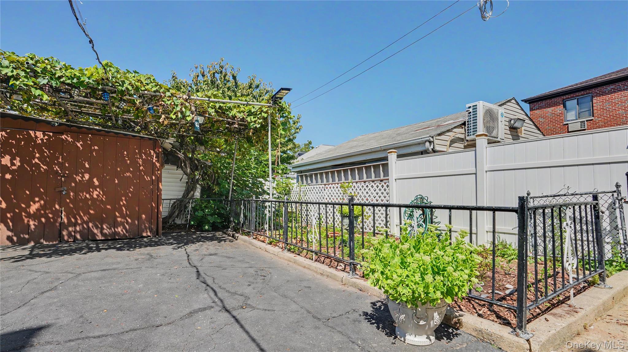 Single Family Harding Avenue  Bronx, NY 10465, MLS-1045072-3
