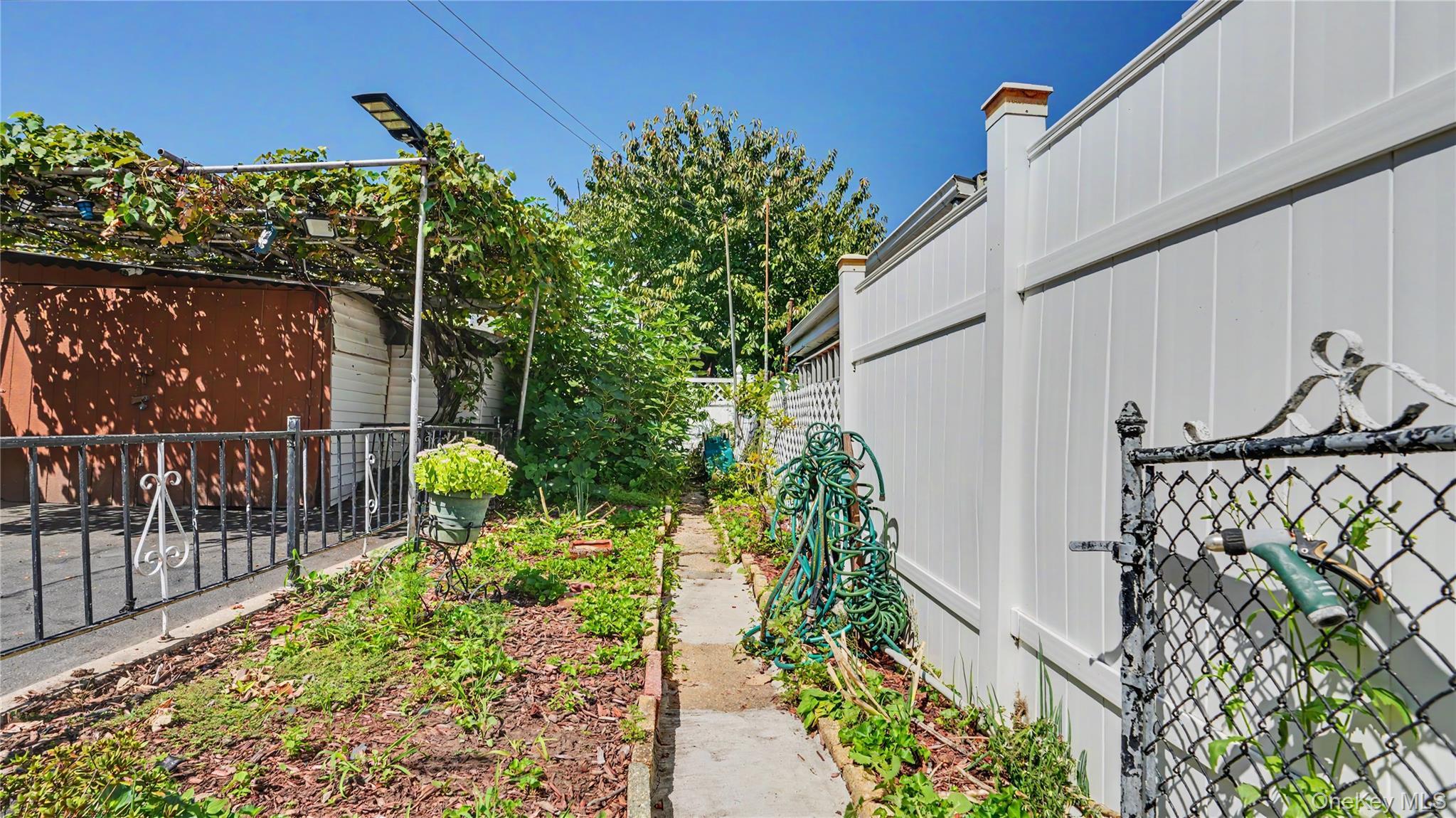 Single Family Harding Avenue  Bronx, NY 10465, MLS-1045072-4