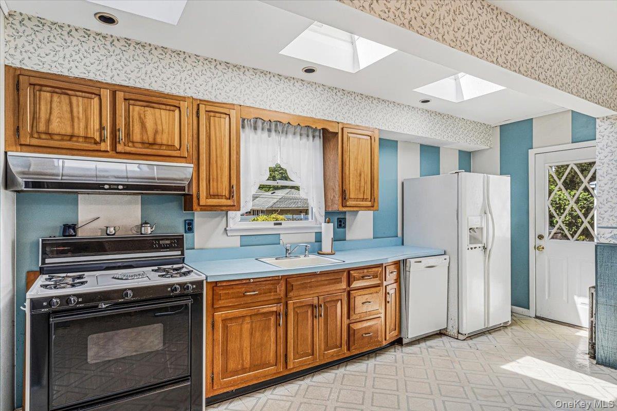 Single Family Rockville Drive  Nassau County, NY 11510, MLS-1045207-15