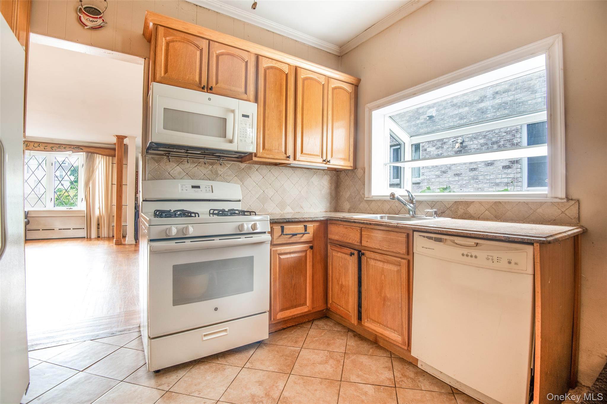 Single Family Hollywood Avenue Bronx, NY 10465, MLS-1045353-7