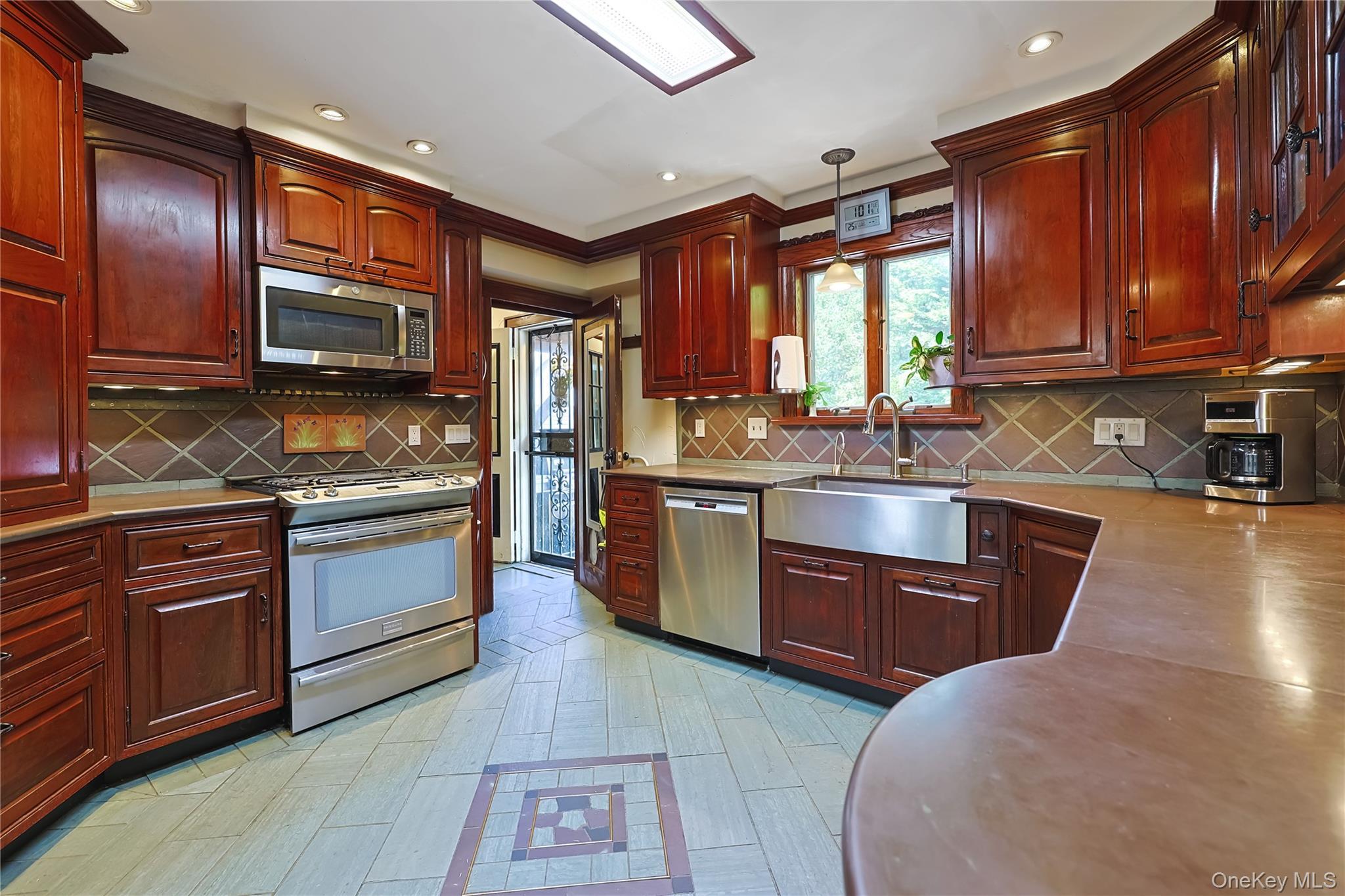 Single Family Crestwood Place Nassau County, NY 11024, MLS-1045396-5