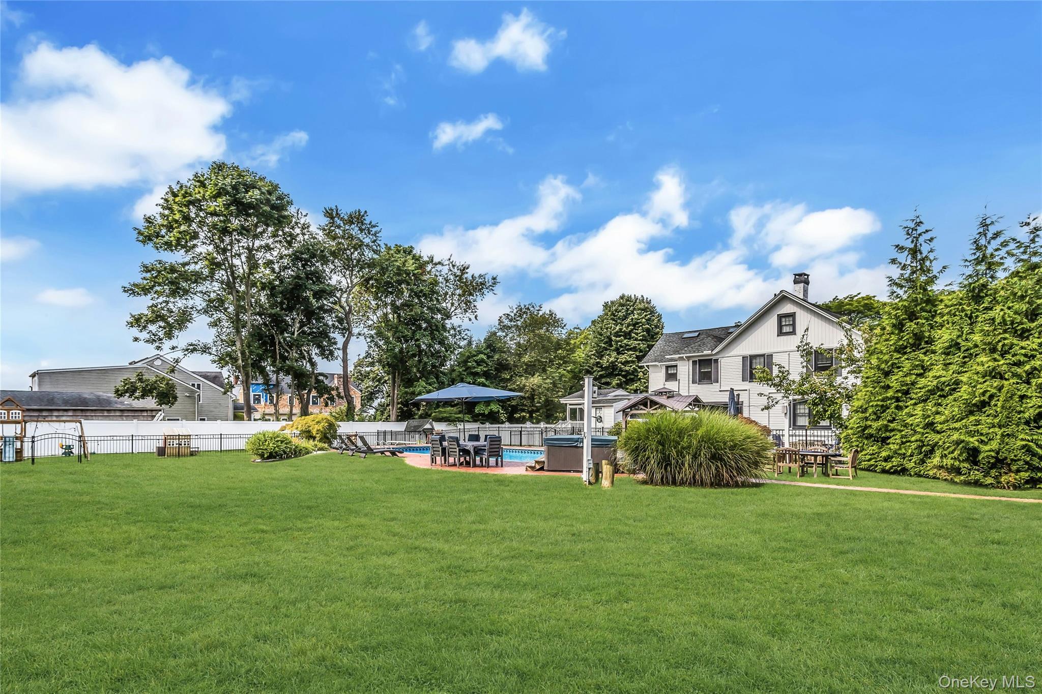 Single Family S Penataquit Avenue Suffolk County, NY 11706, MLS-1045401-40