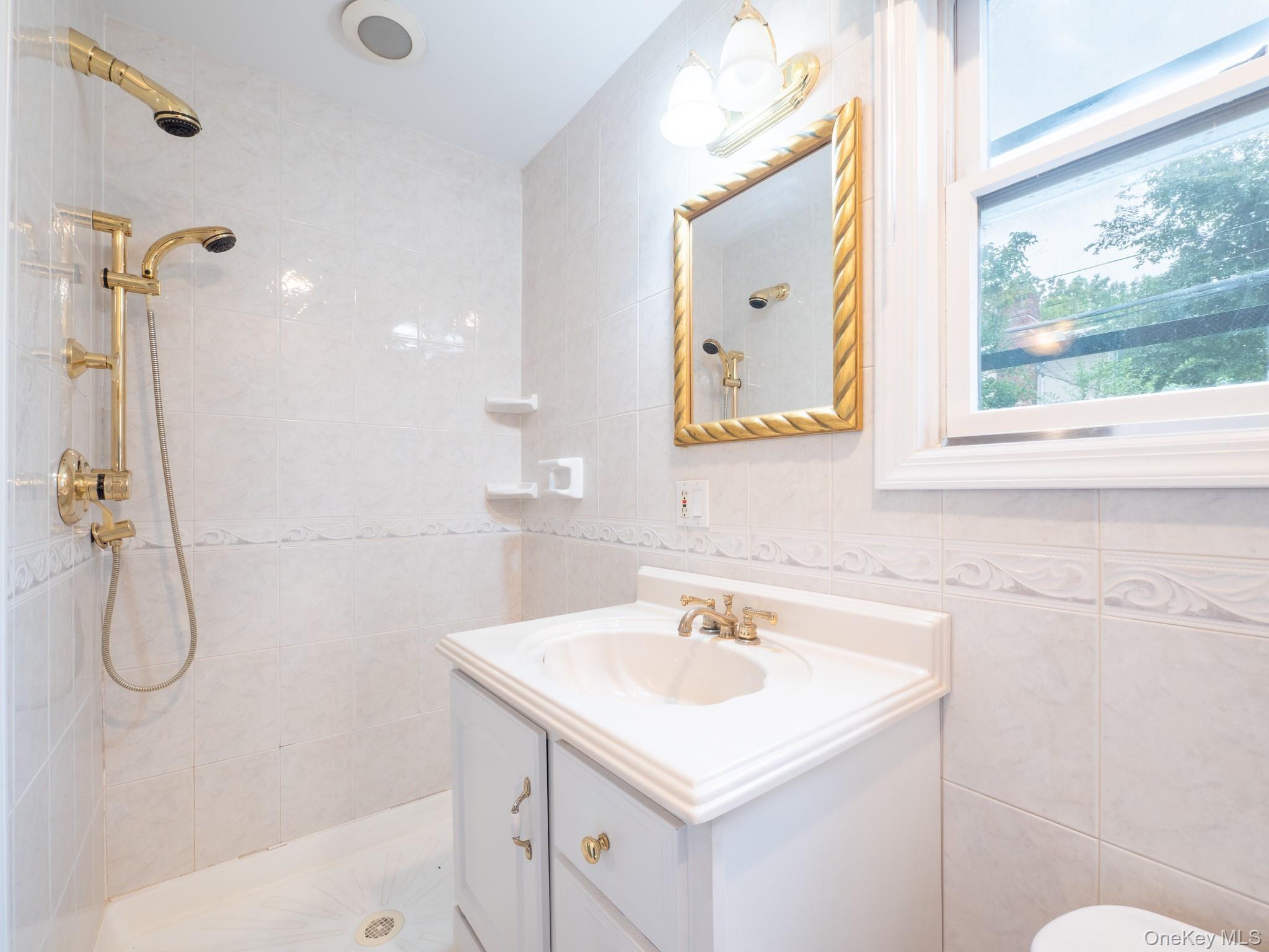 Single Family 171st Street Queens, NY 11366, MLS-1045591-15