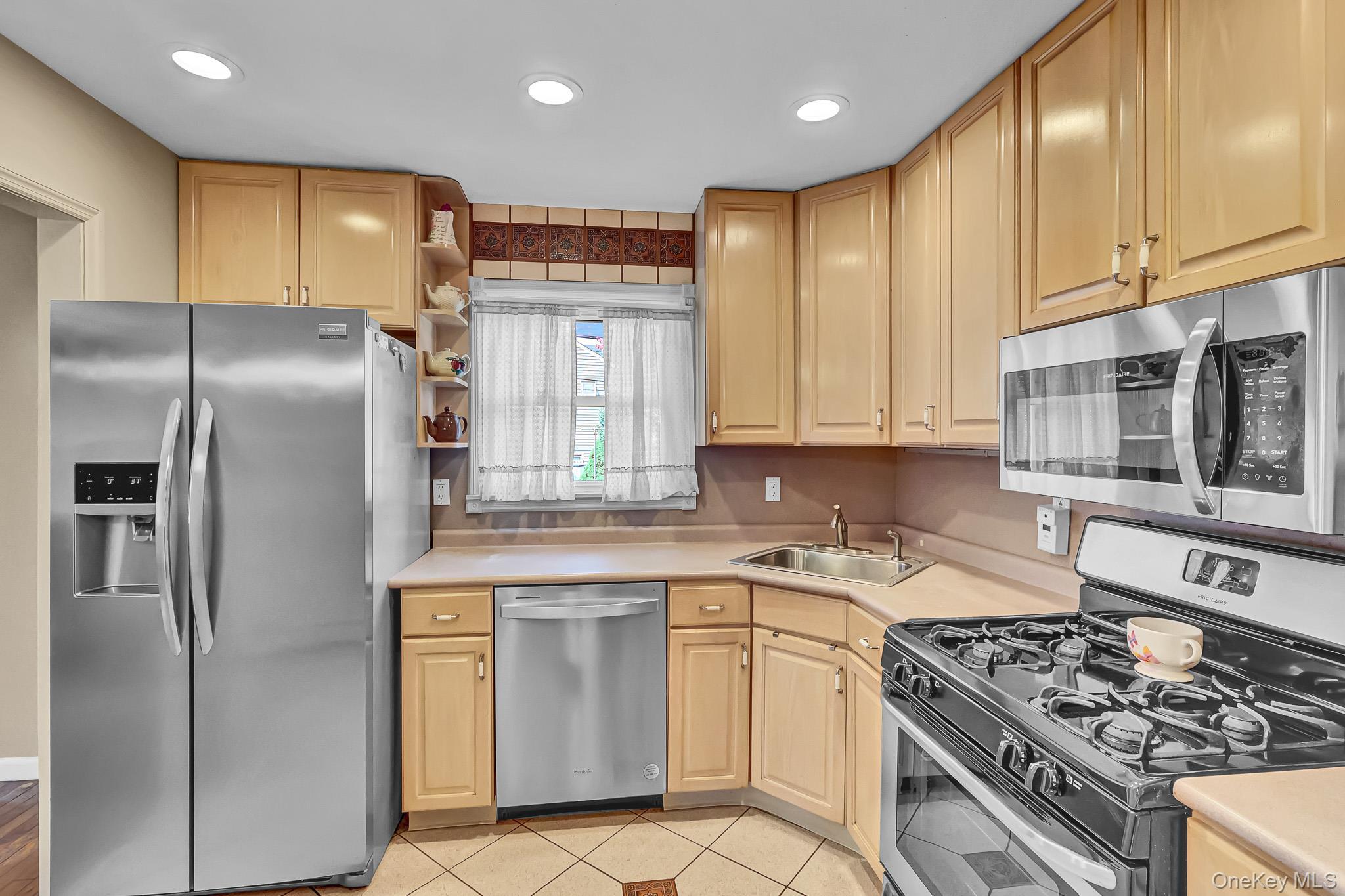 Single Family Simon Place  Nassau County, NY 11793, MLS-1045598-16