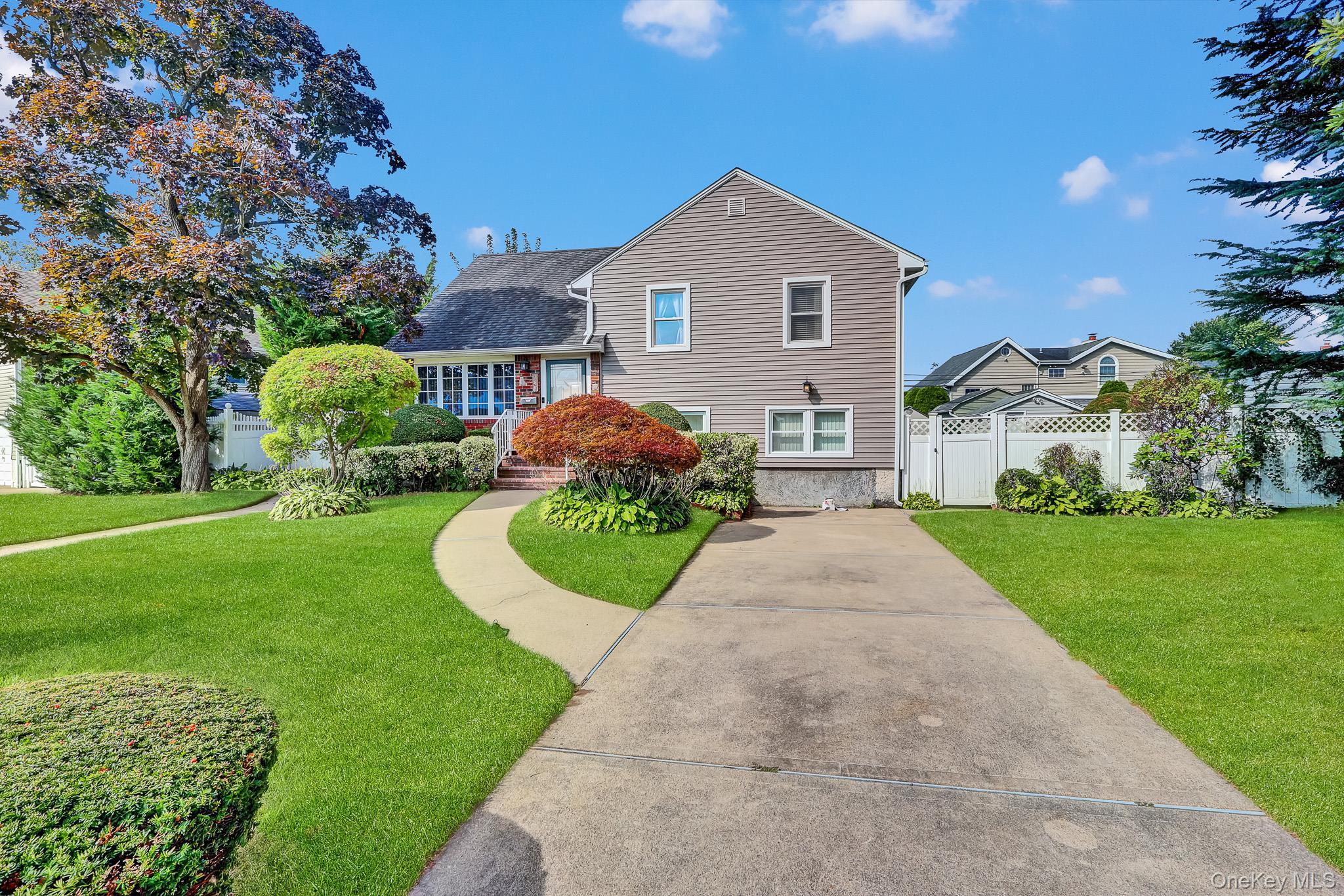Single Family Simon Place  Nassau County, NY 11793, MLS-1045598-2